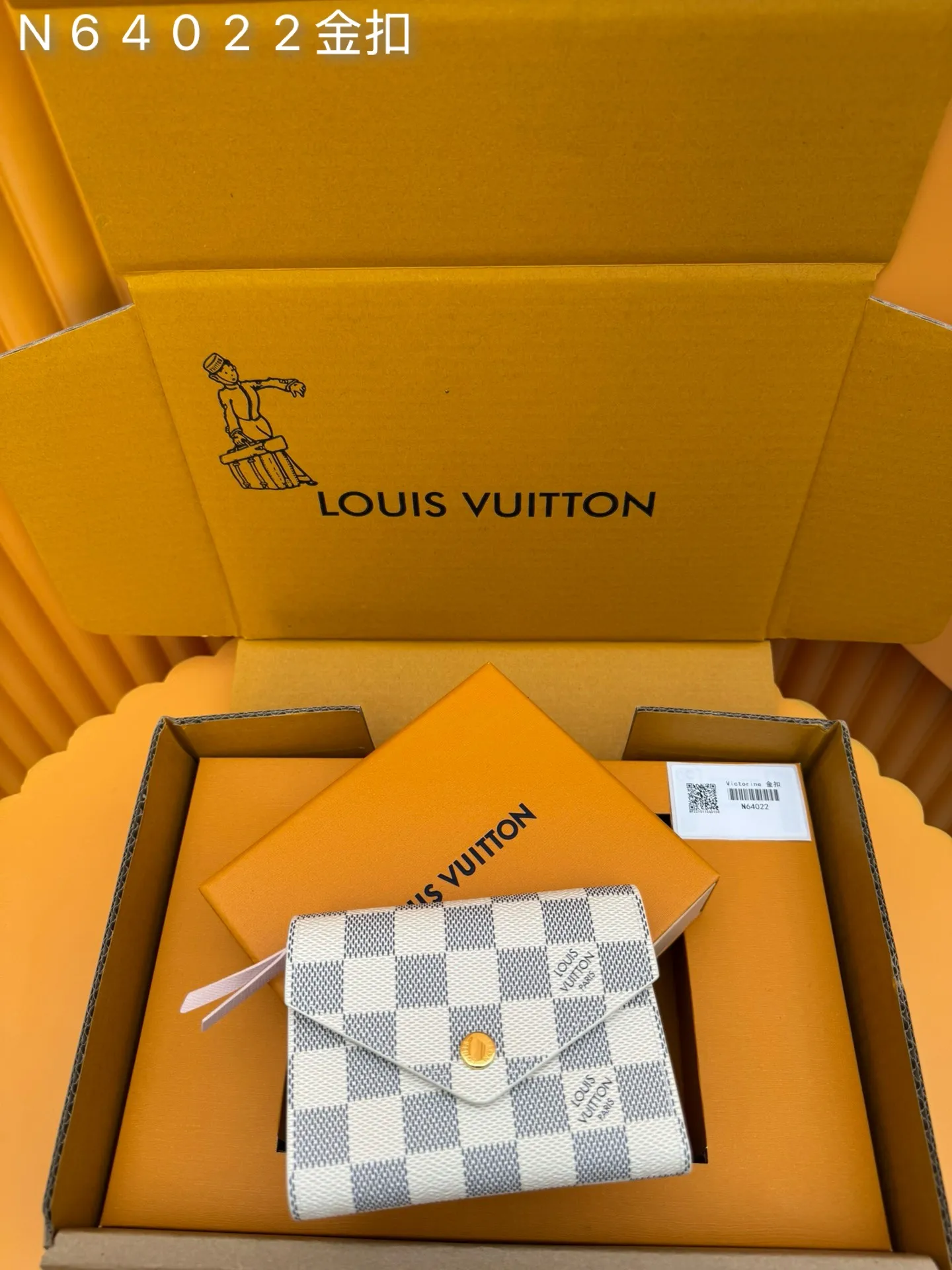N64022 Gold Buckle "Special Duty Free" ♻️ [Official special edition·First-class material·All-steel hardware·French chips·Full set of packaging] This Victorine wallet is made of Damier Azur canvas and includes functional elements in a soft style. It has a card compartment and a pocket for storing banknotes and coins. 12x9.5x2.5cm💰500