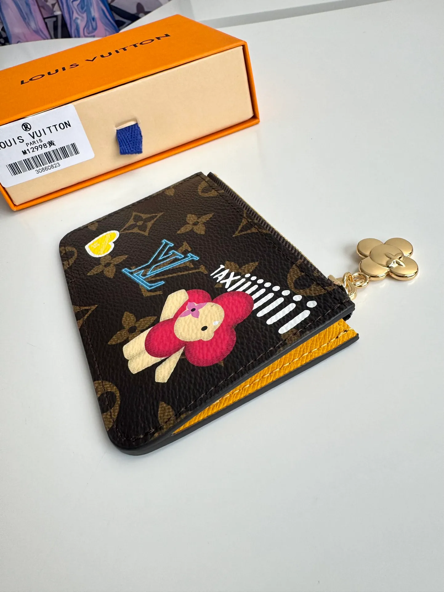 P380🇫🇷Exclusive real shot of overseas original single M12998! "Elizabeth Portford" appears in the "Snowshow" series. Celebrate the holiday season with fun, colorful illustrations. Sewn with a signature monolithic canvas, it features gold-tone metal components such as zippers that mimic the face of “Vivienne.” The smart design features two pockets for easy organization and four card slots. Size: 11.5×9×1.5cm