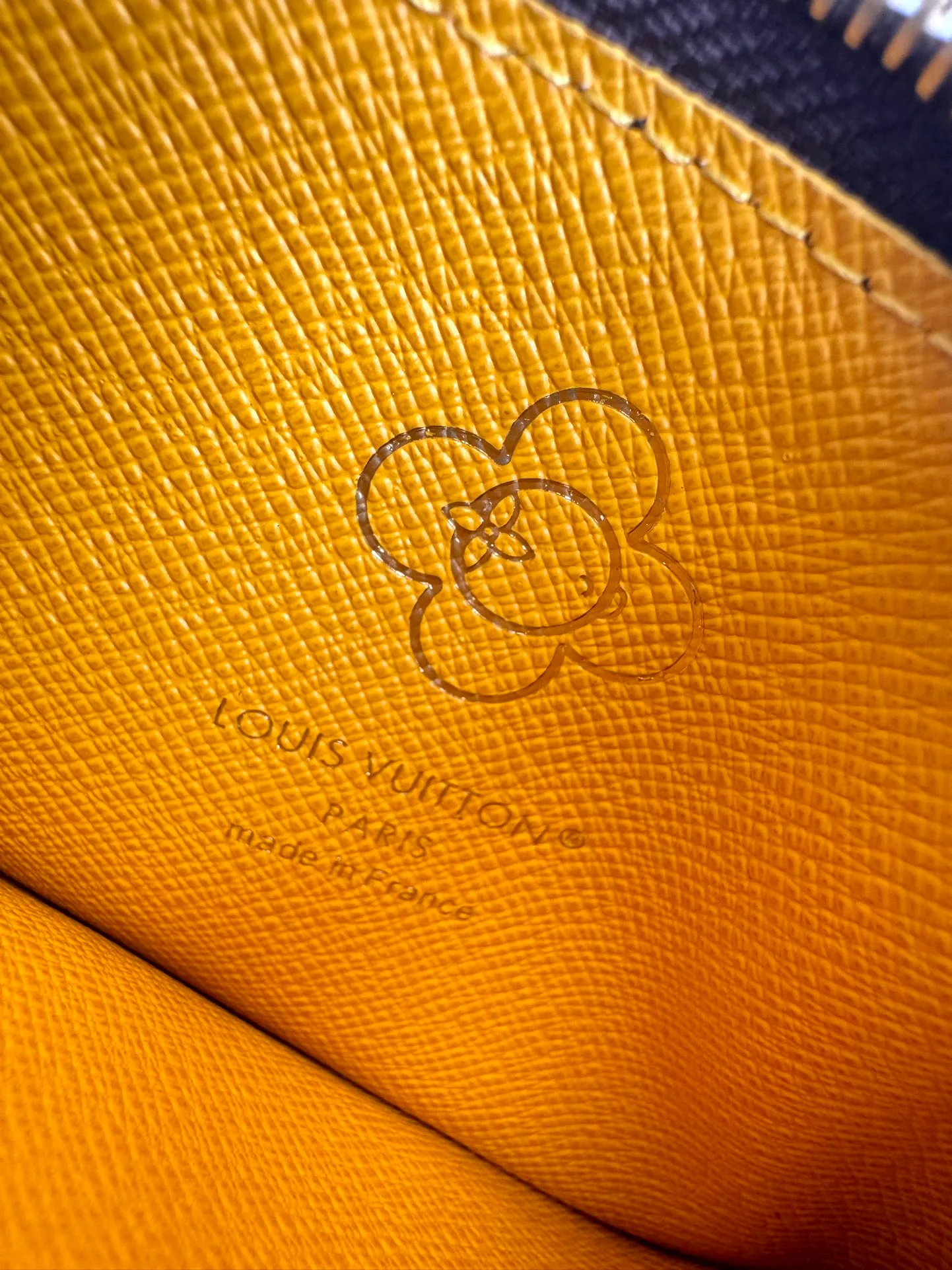 P380🇫🇷Exclusive real shot of overseas original single M12998! "Elizabeth Portford" appears in the "Snowshow" series. Celebrate the holiday season with fun, colorful illustrations. Sewn with a signature monolithic canvas, it features gold-tone metal components such as zippers that mimic the face of “Vivienne.” The smart design features two pockets for easy organization and four card slots. Size: 11.5×9×1.5cm