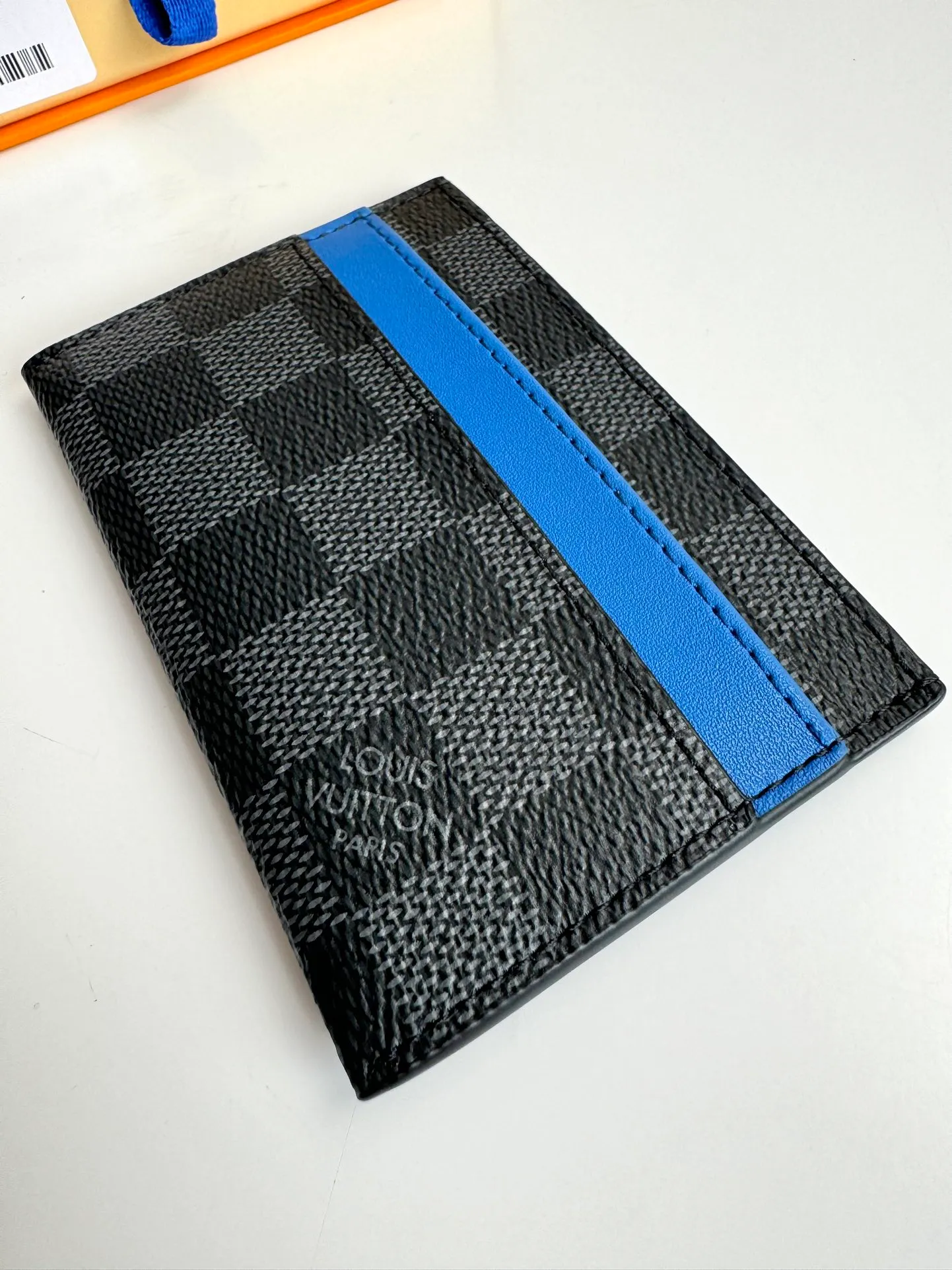 P260🇫🇷Exclusive real shot of overseas original order N00093! A ring of blue cowhide leather at the top of this double card holder in Damier Graphite coated canvas adds a fresh touch to Damier's gray checkerboard. It includes four card slots on the exterior and a central pocket, also lined in blue leather, for storing tickets or other small items. Size: 11×7×1.5cm