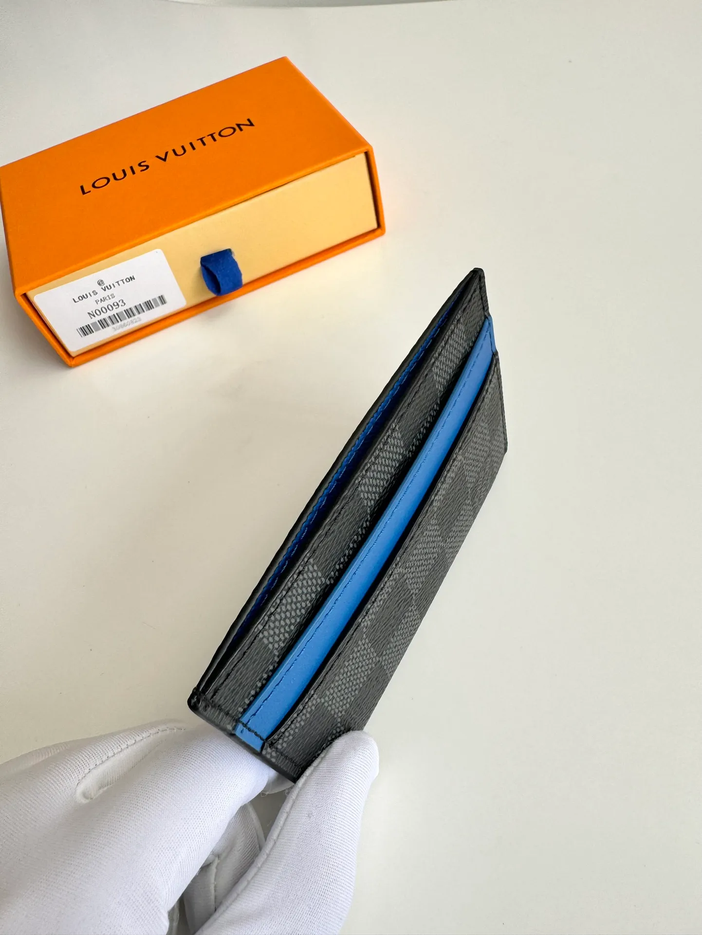 P260🇫🇷Exclusive real shot of overseas original order N00093! A ring of blue cowhide leather at the top of this double card holder in Damier Graphite coated canvas adds a fresh touch to Damier's gray checkerboard. It includes four card slots on the exterior and a central pocket, also lined in blue leather, for storing tickets or other small items. Size: 11×7×1.5cm