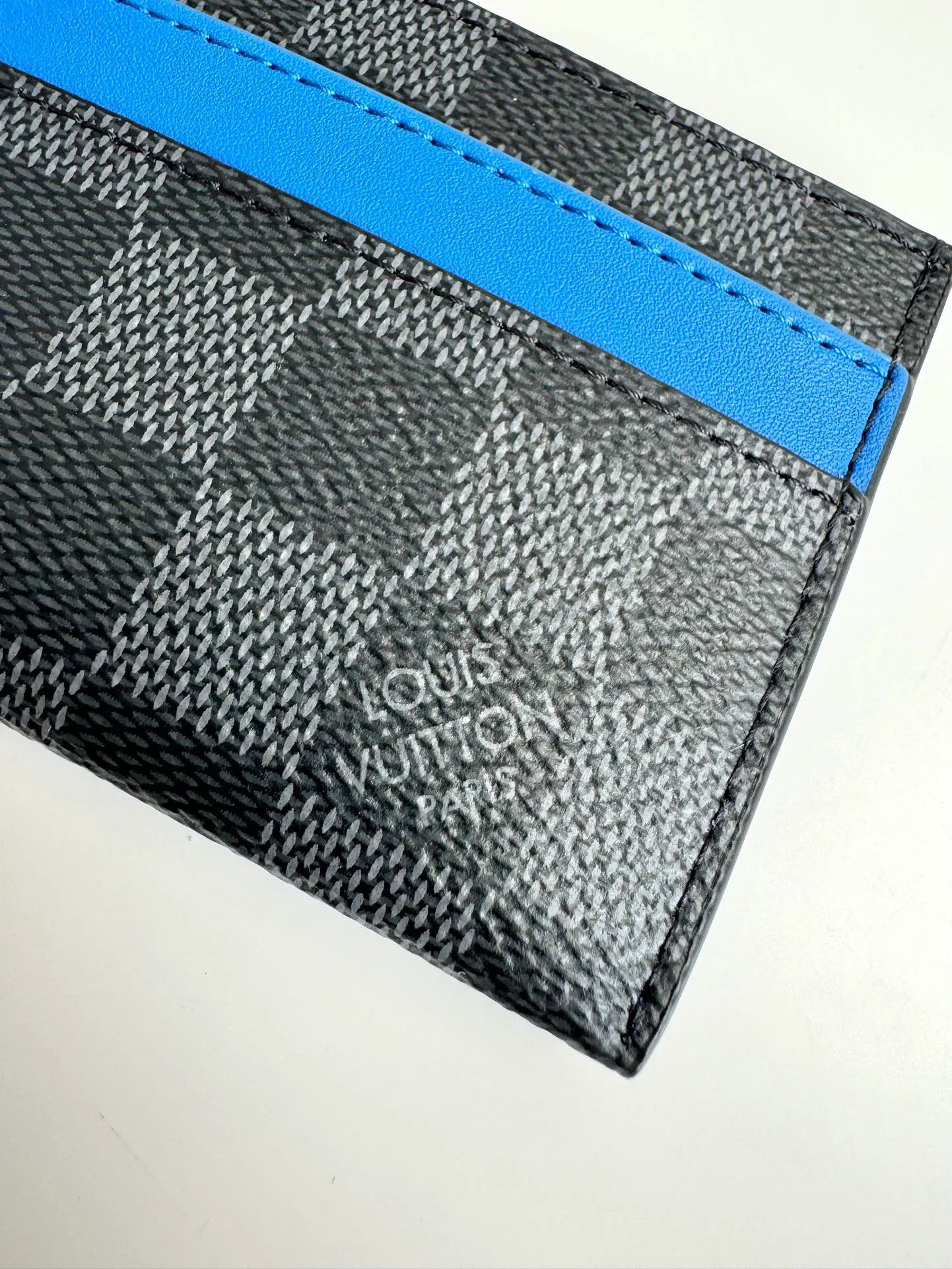 P260🇫🇷Exclusive real shot of overseas original order N00093! A ring of blue cowhide leather at the top of this double card holder in Damier Graphite coated canvas adds a fresh touch to Damier's gray checkerboard. It includes four card slots on the exterior and a central pocket, also lined in blue leather, for storing tickets or other small items. Size: 11×7×1.5cm