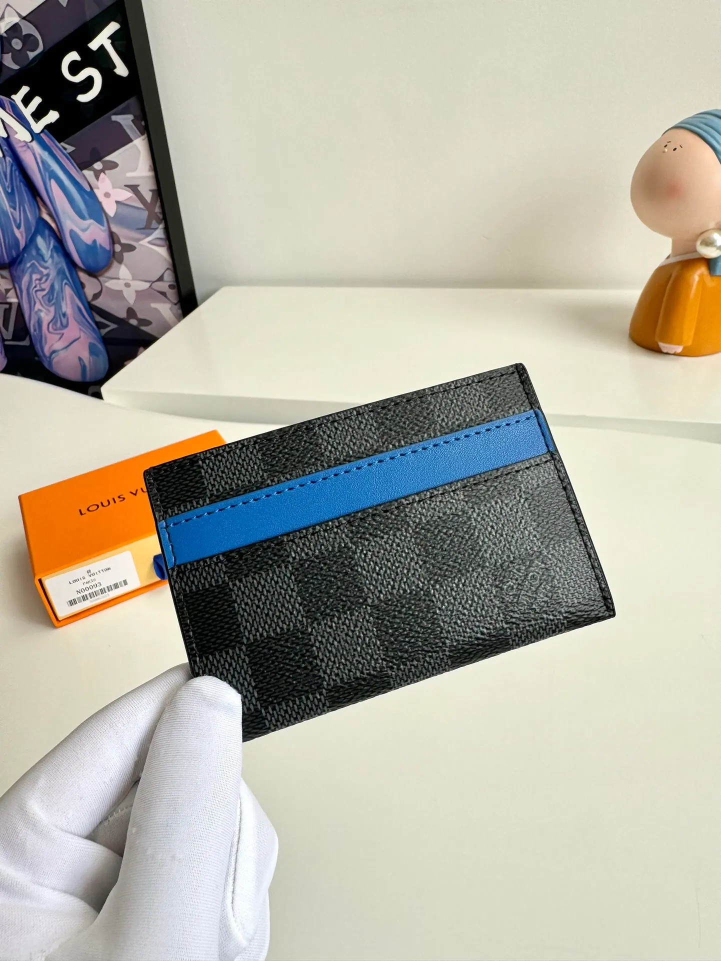 P260🇫🇷Exclusive real shot of overseas original order N00093! A ring of blue cowhide leather at the top of this double card holder in Damier Graphite coated canvas adds a fresh touch to Damier's gray checkerboard. It includes four card slots on the exterior and a central pocket, also lined in blue leather, for storing tickets or other small items. Size: 11×7×1.5cm
