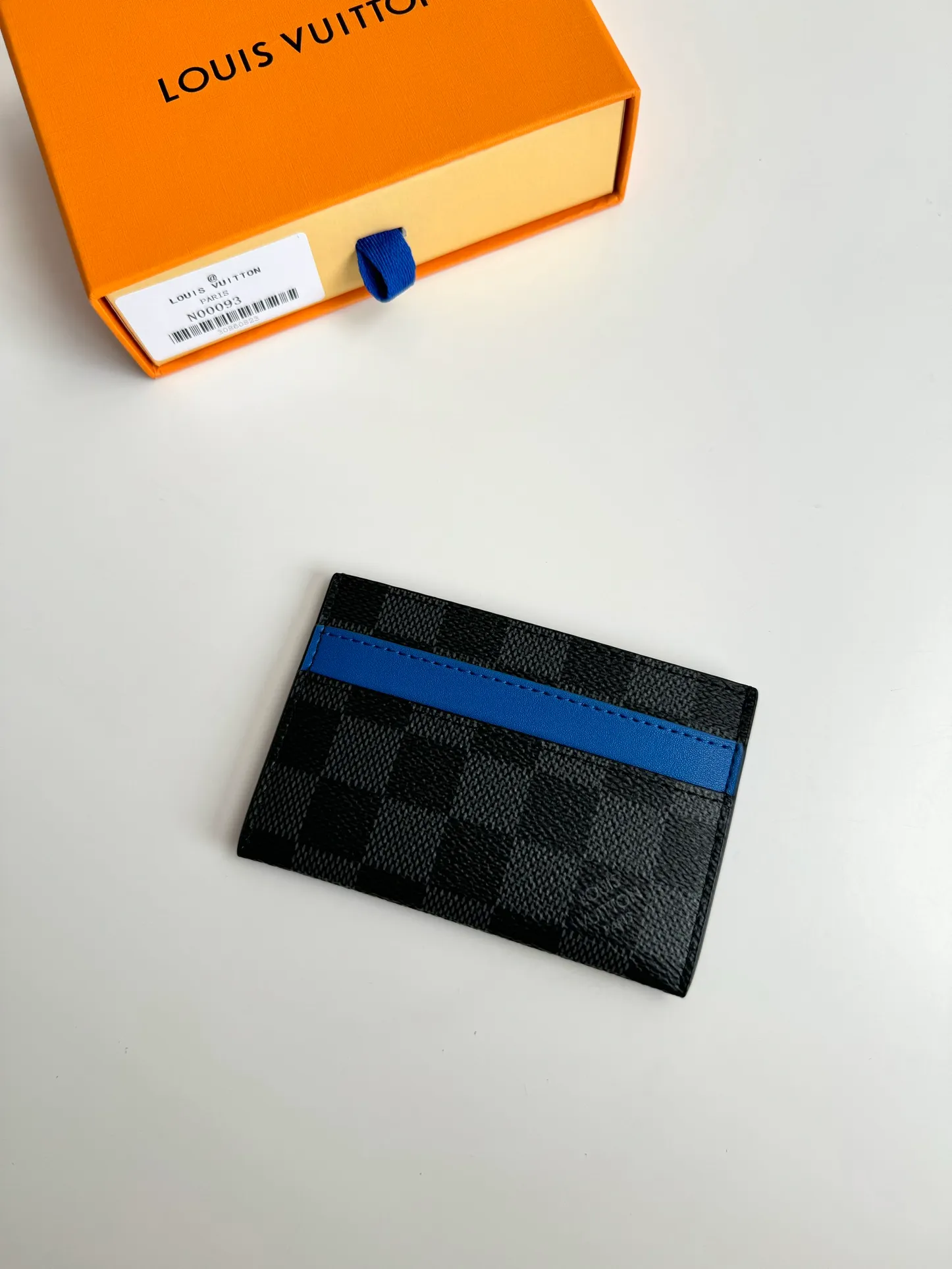 P260🇫🇷Exclusive real shot of overseas original order N00093! A ring of blue cowhide leather at the top of this double card holder in Damier Graphite coated canvas adds a fresh touch to Damier's gray checkerboard. It includes four card slots on the exterior and a central pocket, also lined in blue leather, for storing tickets or other small items. Size: 11×7×1.5cm