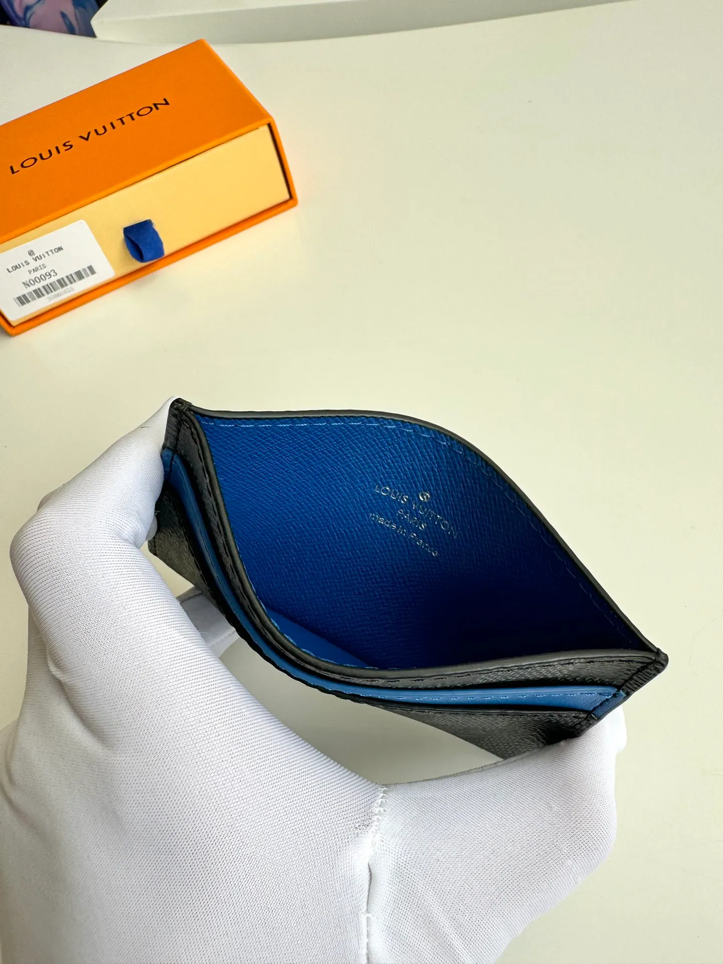 P260🇫🇷Exclusive real shot of overseas original order N00093! A ring of blue cowhide leather at the top of this double card holder in Damier Graphite coated canvas adds a fresh touch to Damier's gray checkerboard. It includes four card slots on the exterior and a central pocket, also lined in blue leather, for storing tickets or other small items. Size: 11×7×1.5cm