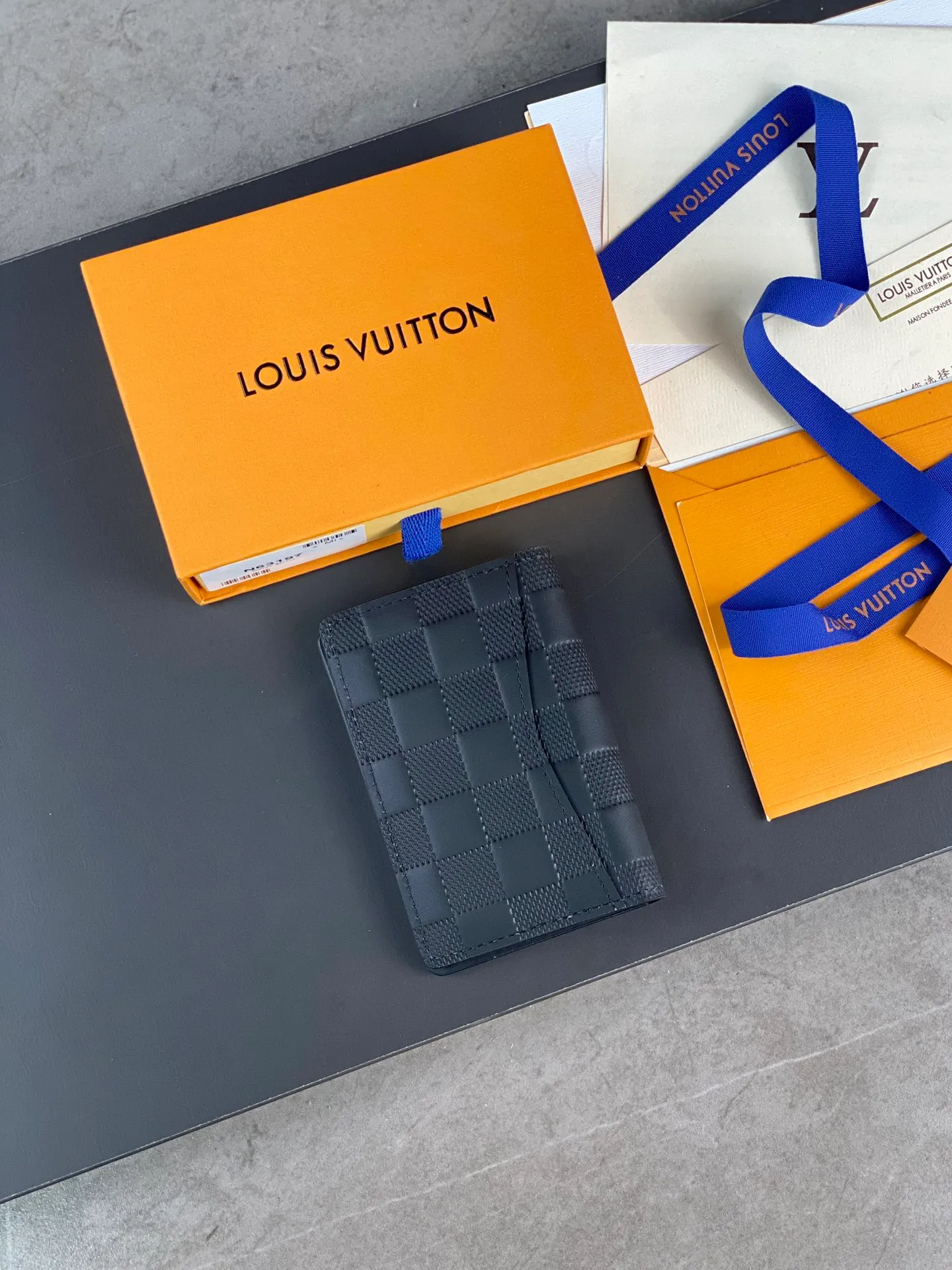 M63197 pressed black card holder! Pocket Wallet Louis Vuitton's compact Pocket Wallet is the ideal all-in-one wallet that can hold credit cards, banknotes and documents. Set against the background of classic Taiga leather, it is full of modernity and elegance, and is decorated with bold contrasting leather edges. 7.5 x 11.0 cm (length x height). 💰360