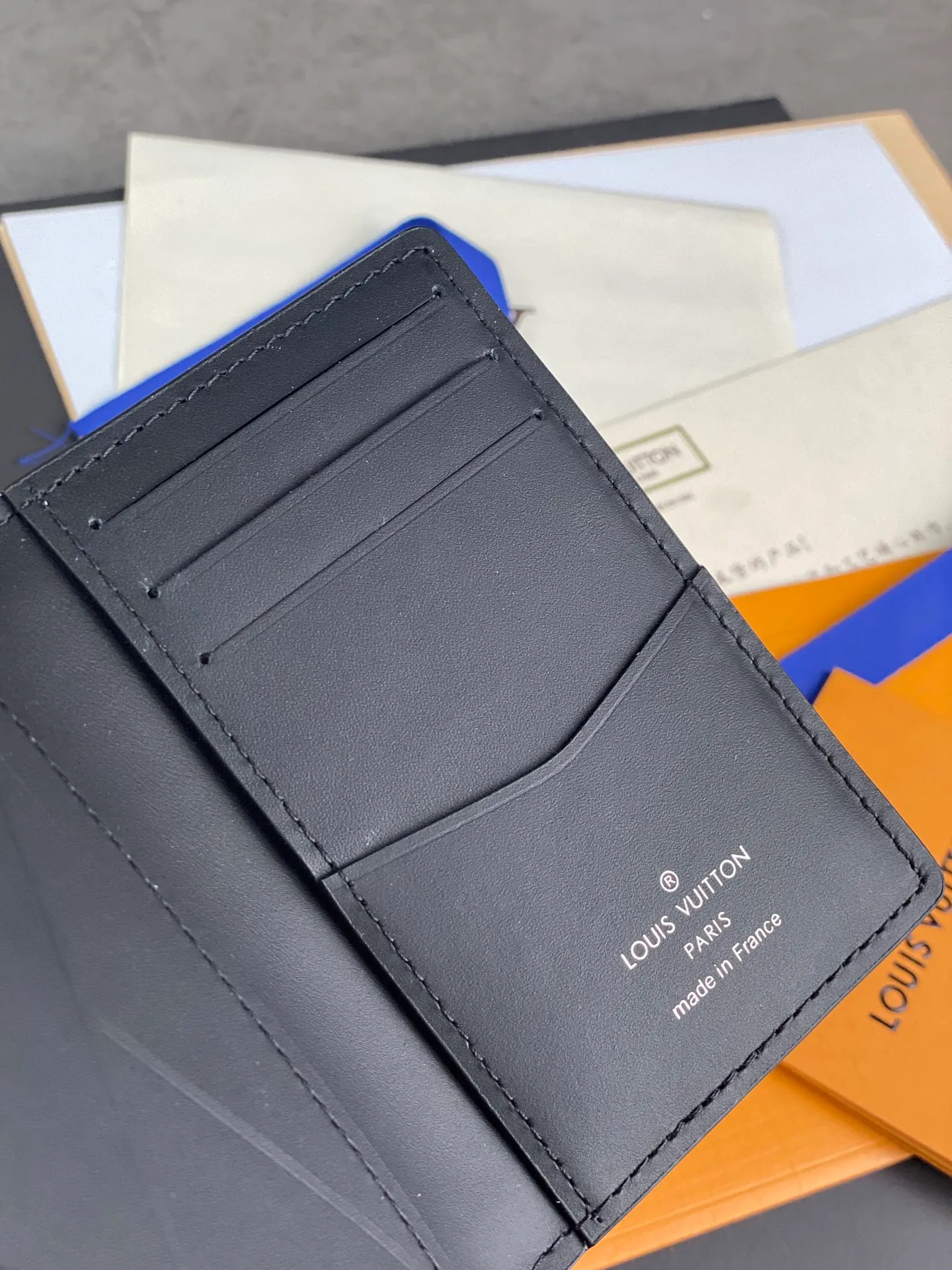 M63197 pressed black card holder! Pocket Wallet Louis Vuitton's compact Pocket Wallet is the ideal all-in-one wallet that can hold credit cards, banknotes and documents. Set against the background of classic Taiga leather, it is full of modernity and elegance, and is decorated with bold contrasting leather edges. 7.5 x 11.0 cm (length x height). 💰360