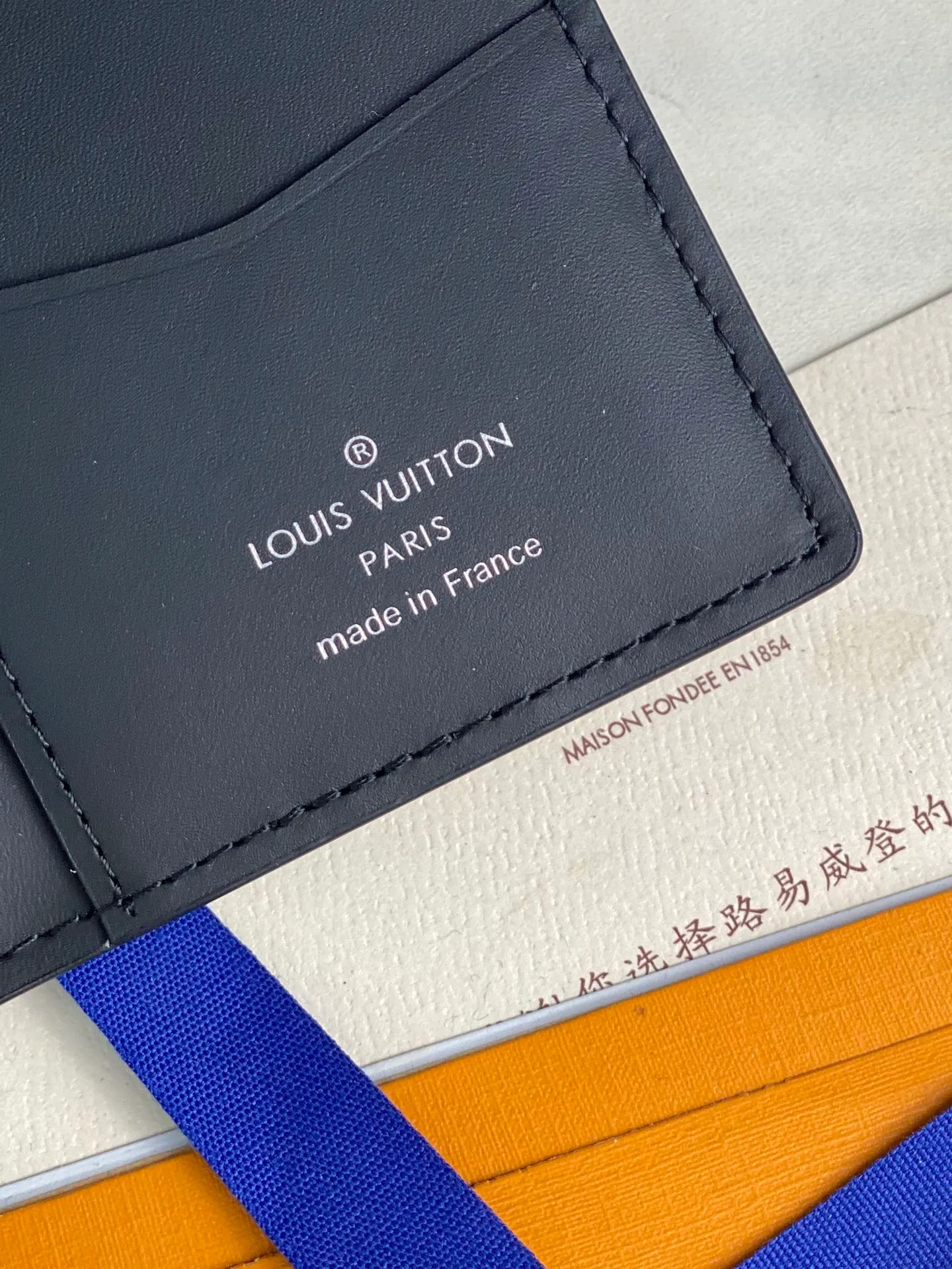 M63197 pressed black card holder! Pocket Wallet Louis Vuitton's compact Pocket Wallet is the ideal all-in-one wallet that can hold credit cards, banknotes and documents. Set against the background of classic Taiga leather, it is full of modernity and elegance, and is decorated with bold contrasting leather edges. 7.5 x 11.0 cm (length x height). 💰360