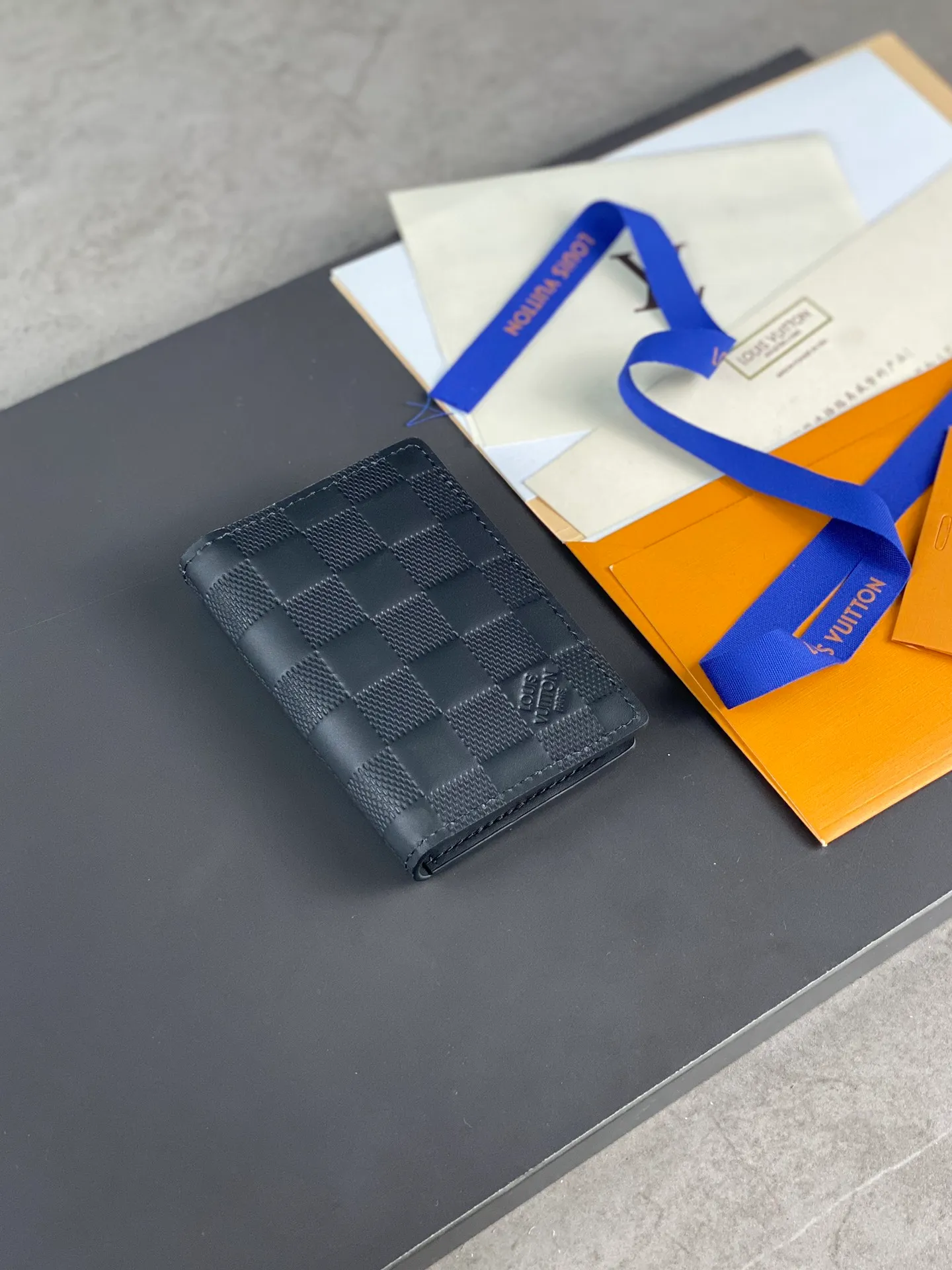M63197 pressed black card holder! Pocket Wallet Louis Vuitton's compact Pocket Wallet is the ideal all-in-one wallet that can hold credit cards, banknotes and documents. Set against the background of classic Taiga leather, it is full of modernity and elegance, and is decorated with bold contrasting leather edges. 7.5 x 11.0 cm (length x height). 💰360