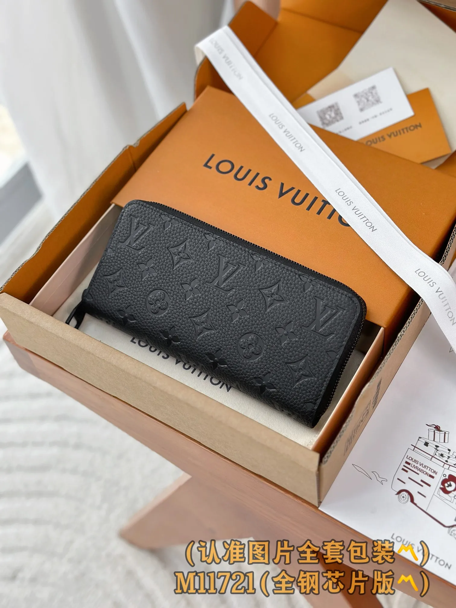 M11721 black (〽️Grade A all-steel〽️) personalized customized version! 163 transcoding chip, ZIPPY HORIZONTAL wallet! This model is made of Taurilon Monogram imported cowhide. The wallet is made of Monogram Eclipse canvas with shiny black metal hardware, reinterpreting the classic Zippy Vertical wallet in a horizontal configuration. A wraparound zipper opens the main compartment, and a central zipper pocket, card slots on both sides, and receipt compartments add to the functionality.  10 x 2.5 x 21 cm (height x width x length). 💰820