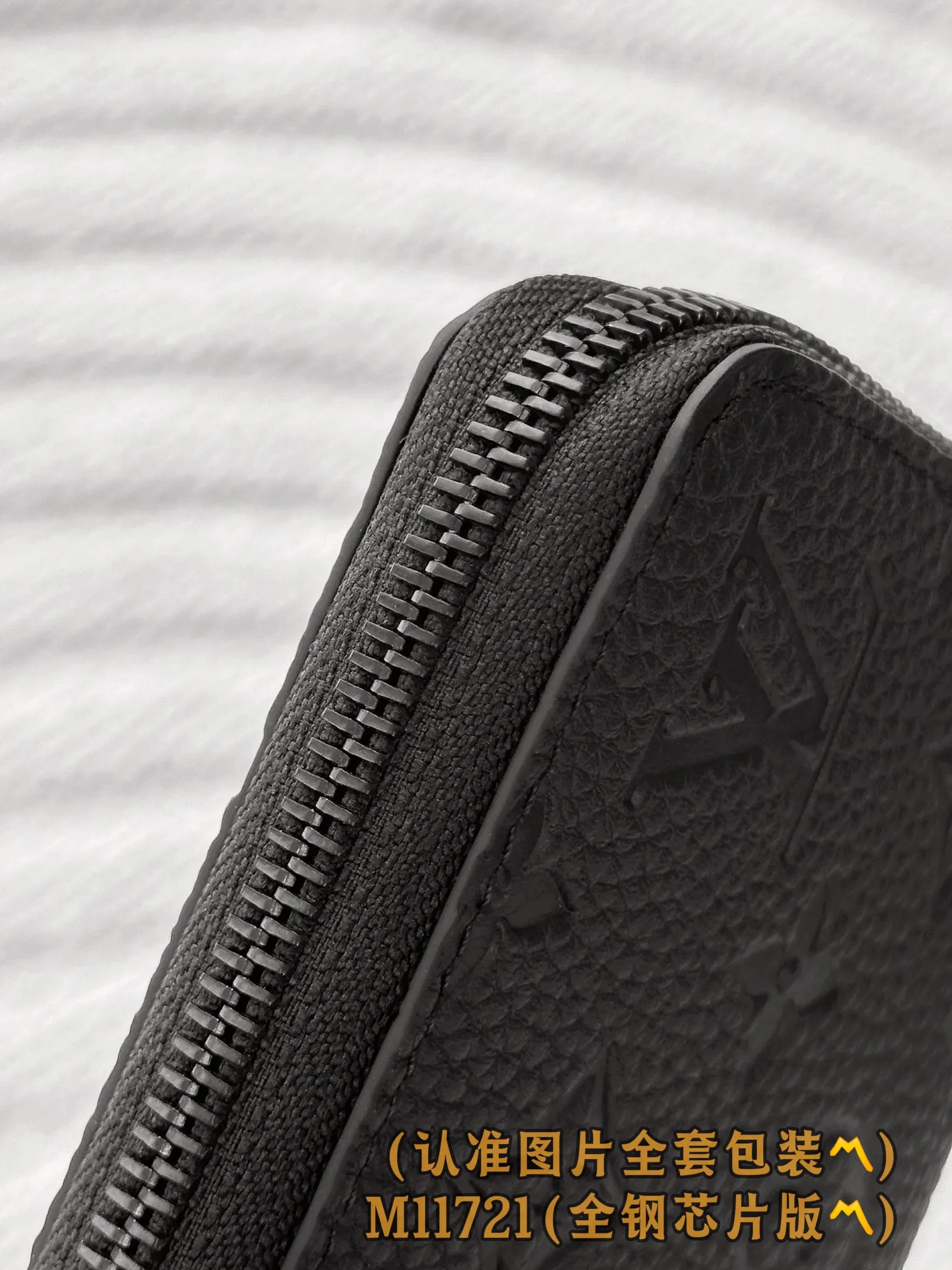 M11721 black (〽️Grade A all-steel〽️) personalized customized version! 163 transcoding chip, ZIPPY HORIZONTAL wallet! This model is made of Taurilon Monogram imported cowhide. The wallet is made of Monogram Eclipse canvas with shiny black metal hardware, reinterpreting the classic Zippy Vertical wallet in a horizontal configuration. A wraparound zipper opens the main compartment, and a central zipper pocket, card slots on both sides, and receipt compartments add to the functionality.  10 x 2.5 x 21 cm (height x width x length). 💰820