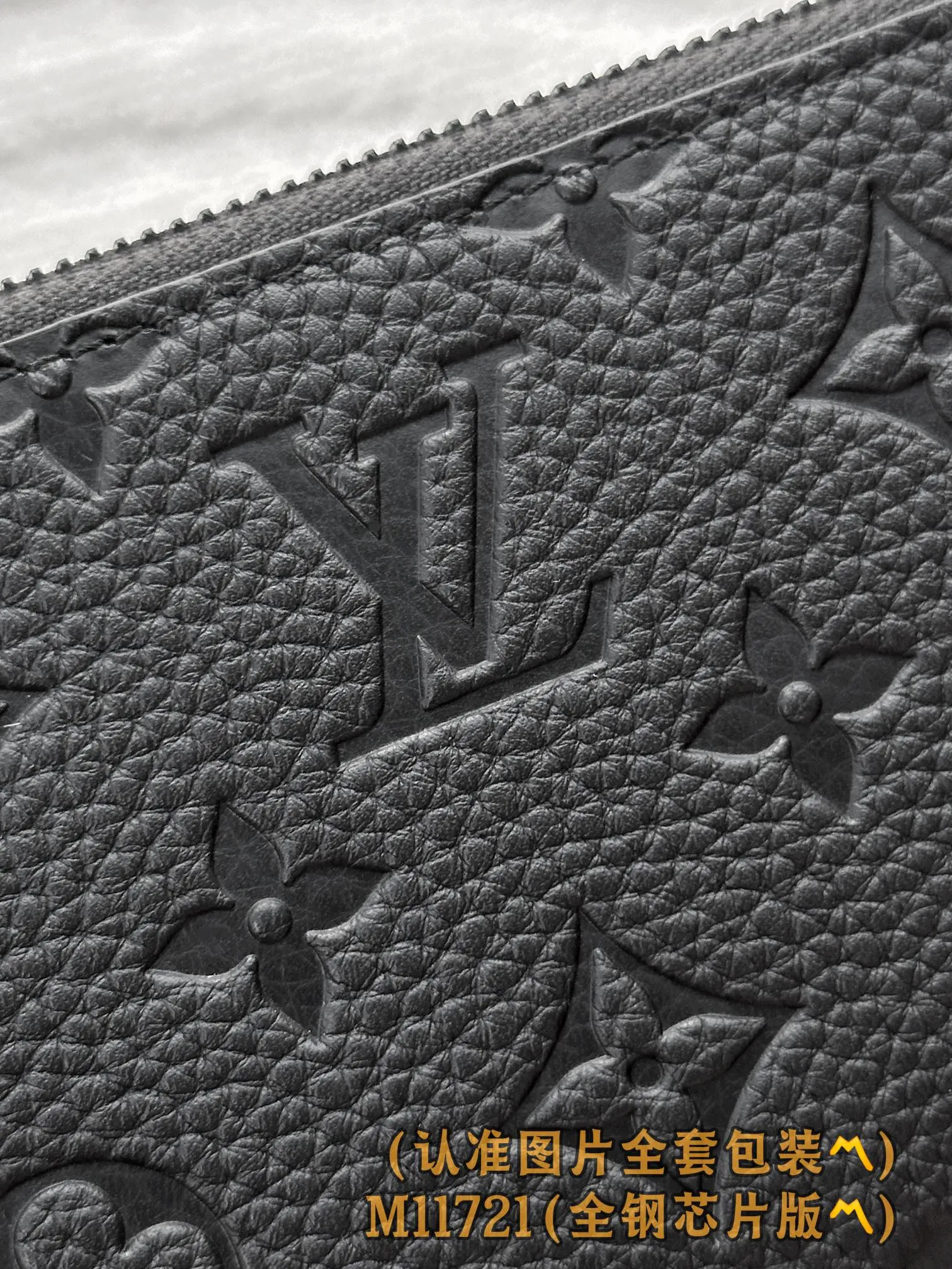 M11721 black (〽️Grade A all-steel〽️) personalized customized version! 163 transcoding chip, ZIPPY HORIZONTAL wallet! This model is made of Taurilon Monogram imported cowhide. The wallet is made of Monogram Eclipse canvas with shiny black metal hardware, reinterpreting the classic Zippy Vertical wallet in a horizontal configuration. A wraparound zipper opens the main compartment, and a central zipper pocket, card slots on both sides, and receipt compartments add to the functionality.  10 x 2.5 x 21 cm (height x width x length). 💰820