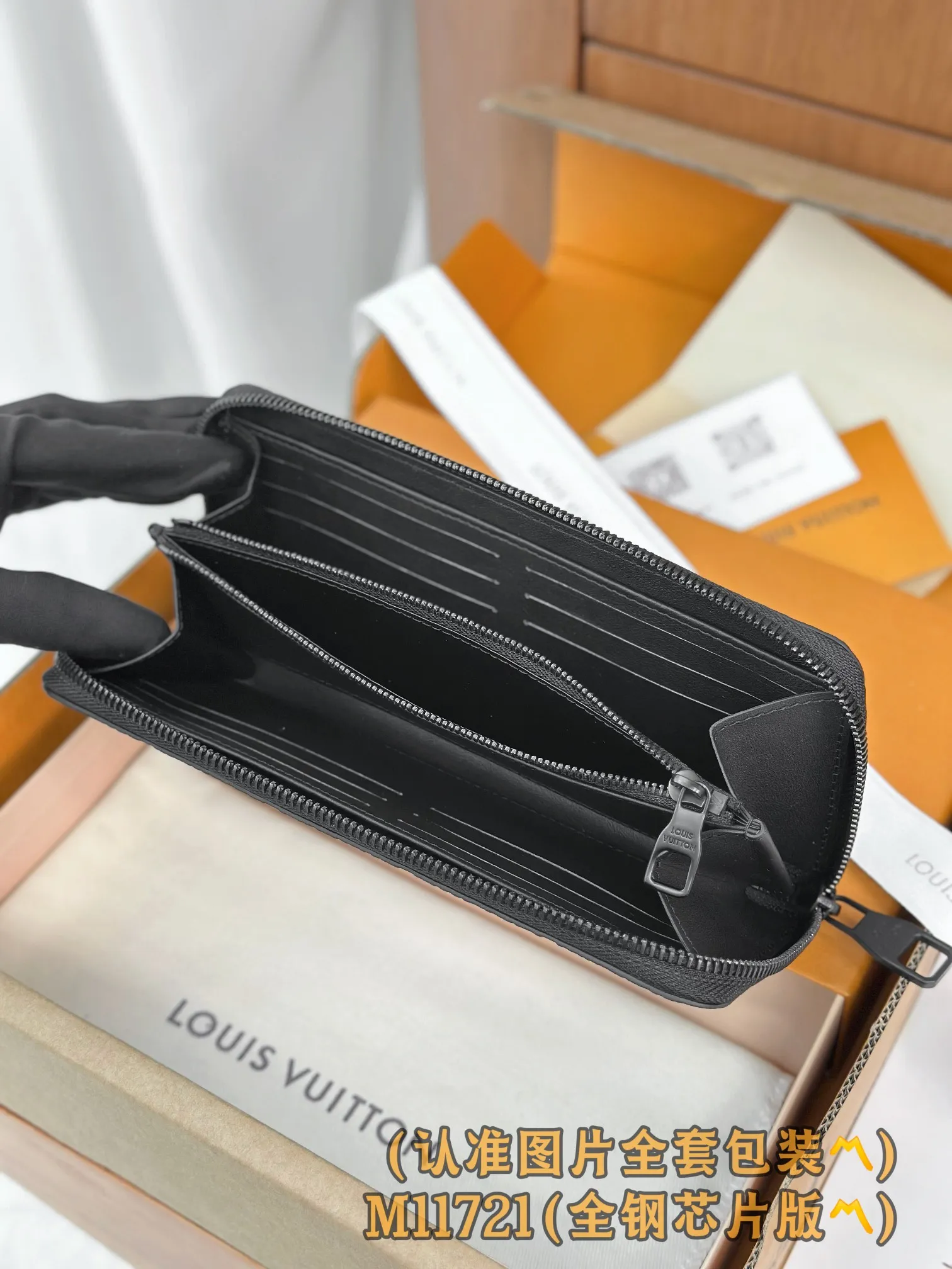 M11721 black (〽️Grade A all-steel〽️) personalized customized version! 163 transcoding chip, ZIPPY HORIZONTAL wallet! This model is made of Taurilon Monogram imported cowhide. The wallet is made of Monogram Eclipse canvas with shiny black metal hardware, reinterpreting the classic Zippy Vertical wallet in a horizontal configuration. A wraparound zipper opens the main compartment, and a central zipper pocket, card slots on both sides, and receipt compartments add to the functionality.  10 x 2.5 x 21 cm (height x width x length). 💰820