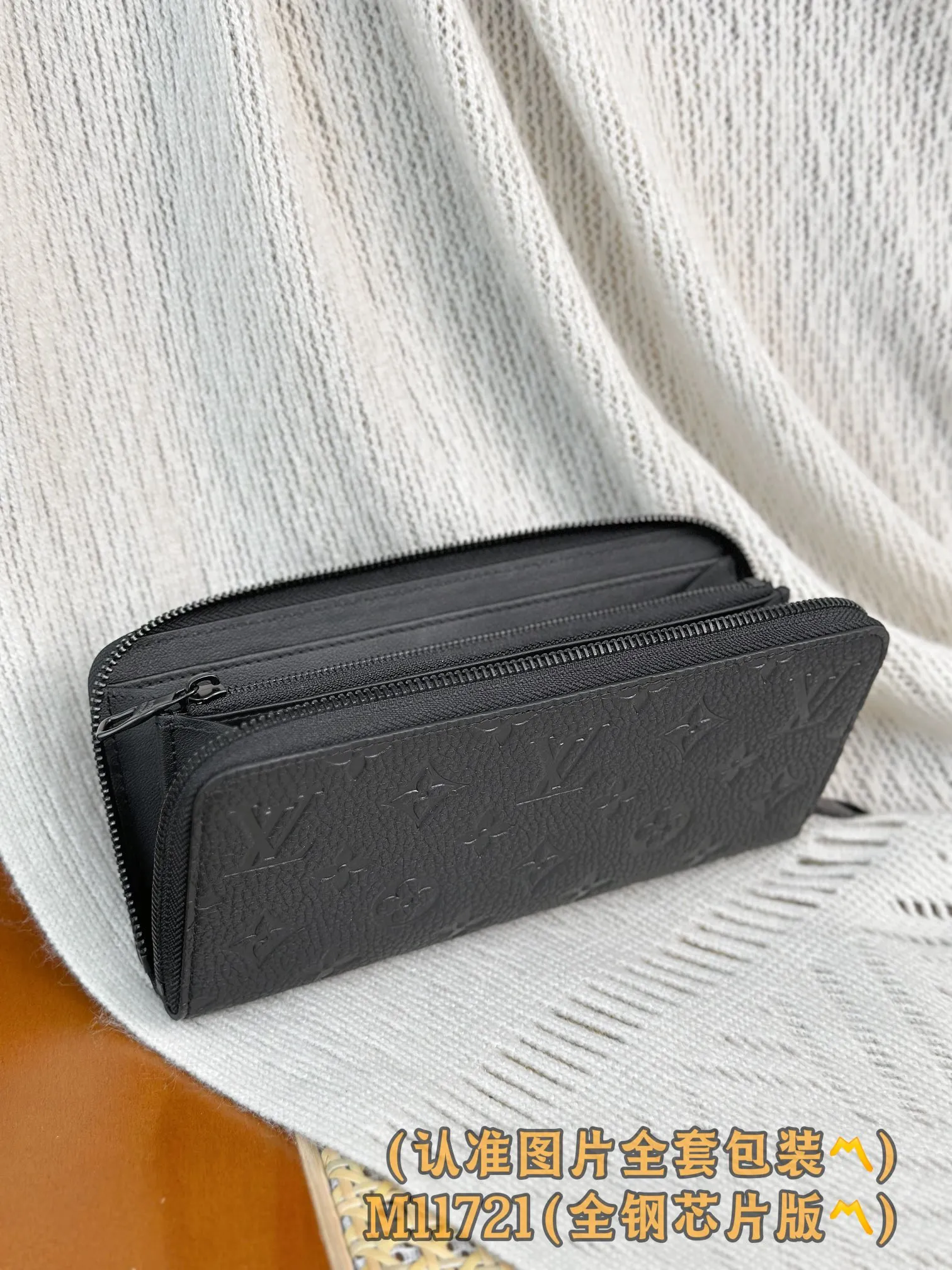 M11721 black (〽️Grade A all-steel〽️) personalized customized version! 163 transcoding chip, ZIPPY HORIZONTAL wallet! This model is made of Taurilon Monogram imported cowhide. The wallet is made of Monogram Eclipse canvas with shiny black metal hardware, reinterpreting the classic Zippy Vertical wallet in a horizontal configuration. A wraparound zipper opens the main compartment, and a central zipper pocket, card slots on both sides, and receipt compartments add to the functionality.  10 x 2.5 x 21 cm (height x width x length). 💰820