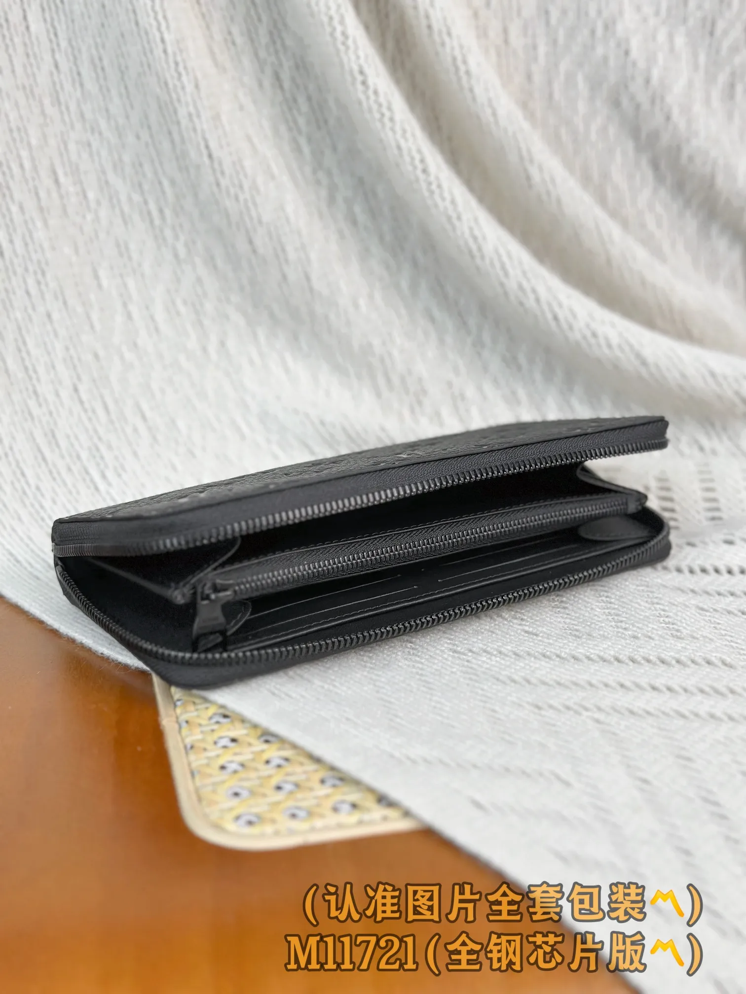 M11721 black (〽️Grade A all-steel〽️) personalized customized version! 163 transcoding chip, ZIPPY HORIZONTAL wallet! This model is made of Taurilon Monogram imported cowhide. The wallet is made of Monogram Eclipse canvas with shiny black metal hardware, reinterpreting the classic Zippy Vertical wallet in a horizontal configuration. A wraparound zipper opens the main compartment, and a central zipper pocket, card slots on both sides, and receipt compartments add to the functionality.  10 x 2.5 x 21 cm (height x width x length). 💰820