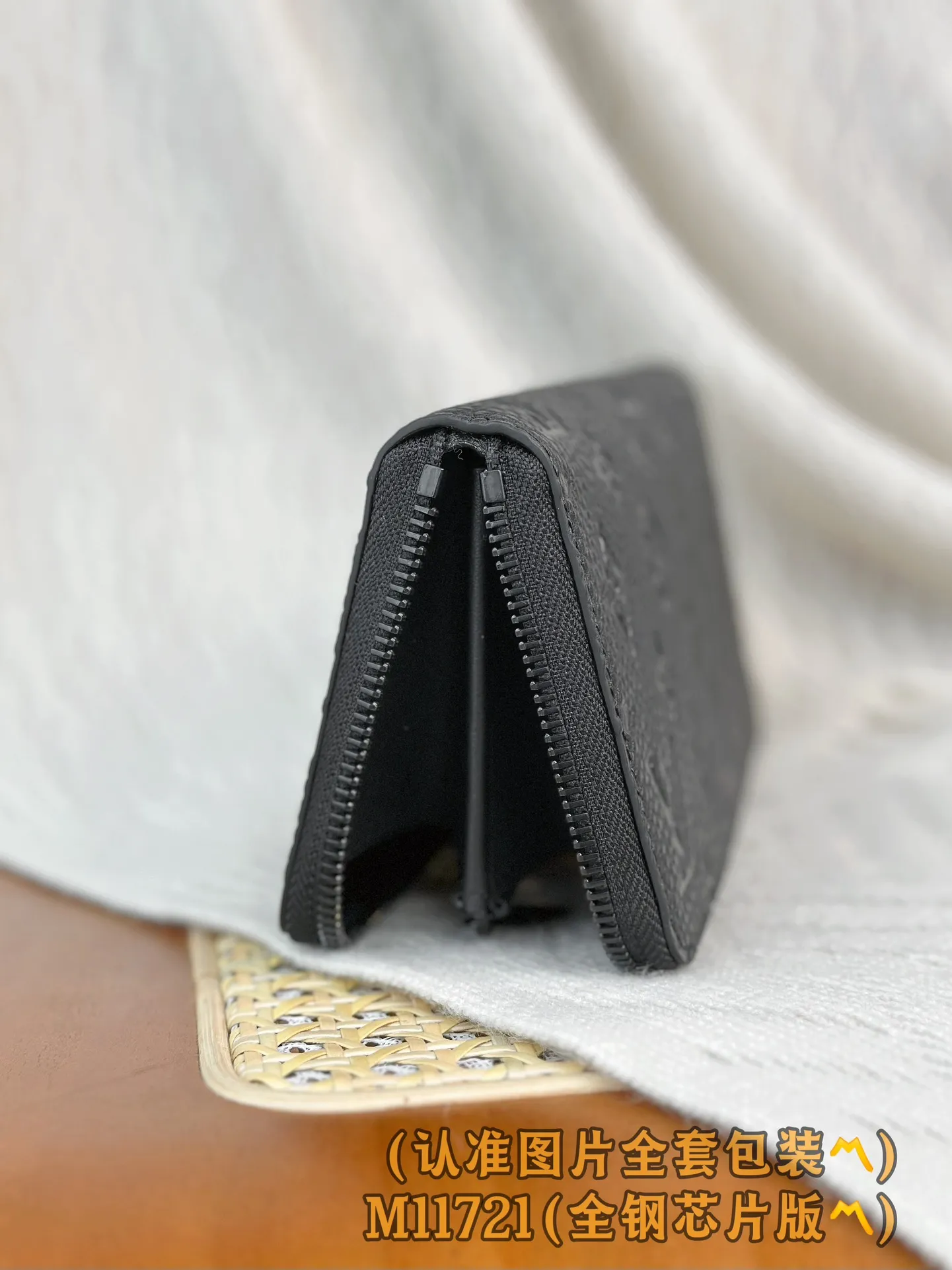 M11721 black (〽️Grade A all-steel〽️) personalized customized version! 163 transcoding chip, ZIPPY HORIZONTAL wallet! This model is made of Taurilon Monogram imported cowhide. The wallet is made of Monogram Eclipse canvas with shiny black metal hardware, reinterpreting the classic Zippy Vertical wallet in a horizontal configuration. A wraparound zipper opens the main compartment, and a central zipper pocket, card slots on both sides, and receipt compartments add to the functionality.  10 x 2.5 x 21 cm (height x width x length). 💰820