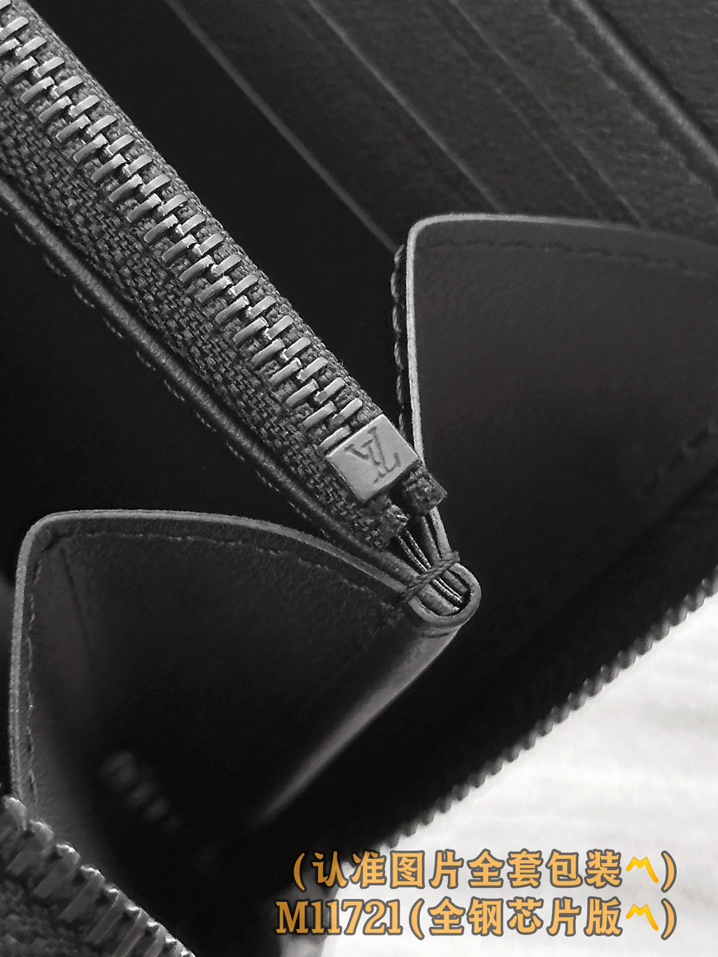 M11721 black (〽️Grade A all-steel〽️) personalized customized version! 163 transcoding chip, ZIPPY HORIZONTAL wallet! This model is made of Taurilon Monogram imported cowhide. The wallet is made of Monogram Eclipse canvas with shiny black metal hardware, reinterpreting the classic Zippy Vertical wallet in a horizontal configuration. A wraparound zipper opens the main compartment, and a central zipper pocket, card slots on both sides, and receipt compartments add to the functionality.  10 x 2.5 x 21 cm (height x width x length). 💰820