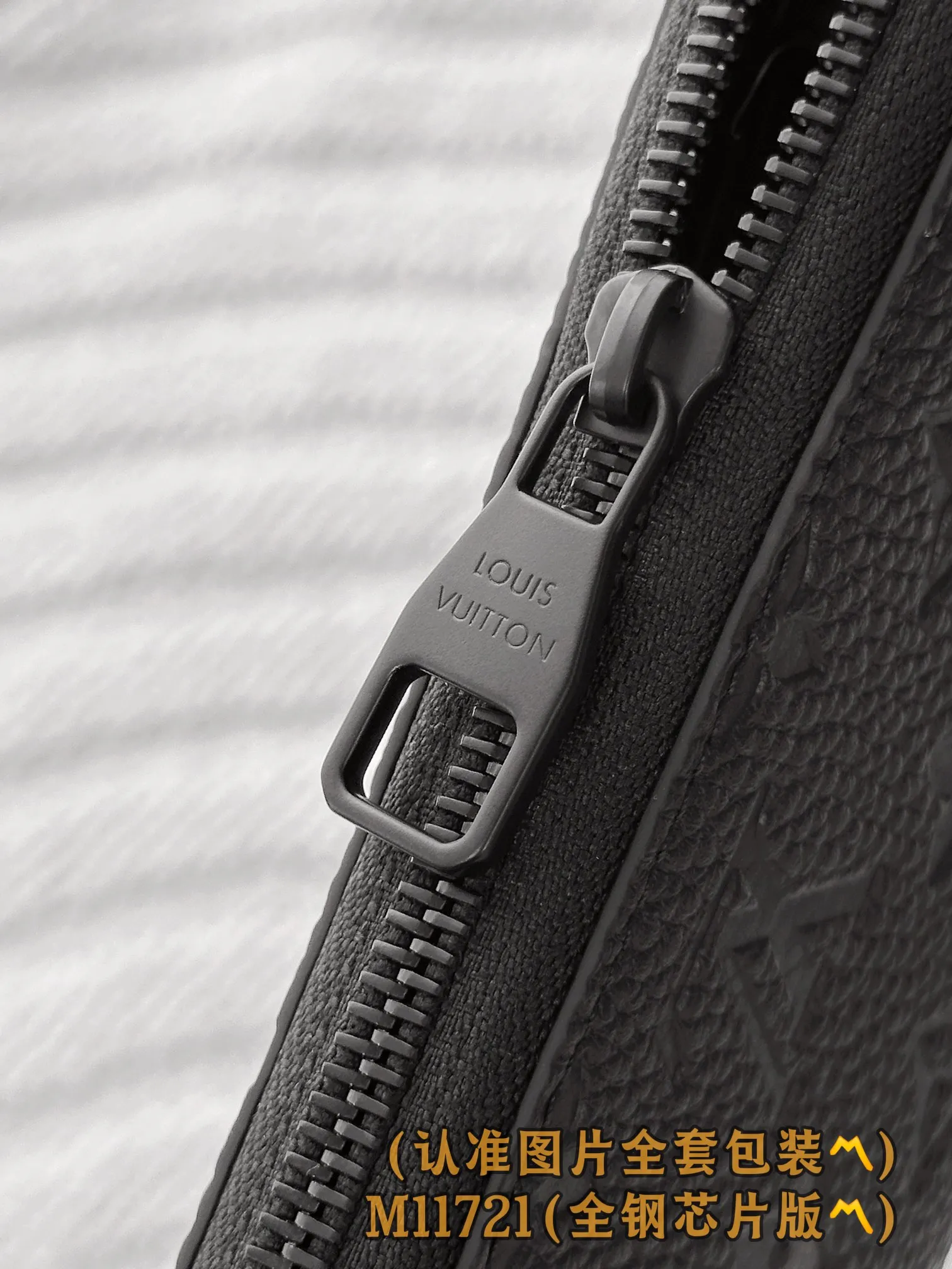 M11721 black (〽️Grade A all-steel〽️) personalized customized version! 163 transcoding chip, ZIPPY HORIZONTAL wallet! This model is made of Taurilon Monogram imported cowhide. The wallet is made of Monogram Eclipse canvas with shiny black metal hardware, reinterpreting the classic Zippy Vertical wallet in a horizontal configuration. A wraparound zipper opens the main compartment, and a central zipper pocket, card slots on both sides, and receipt compartments add to the functionality.  10 x 2.5 x 21 cm (height x width x length). 💰820