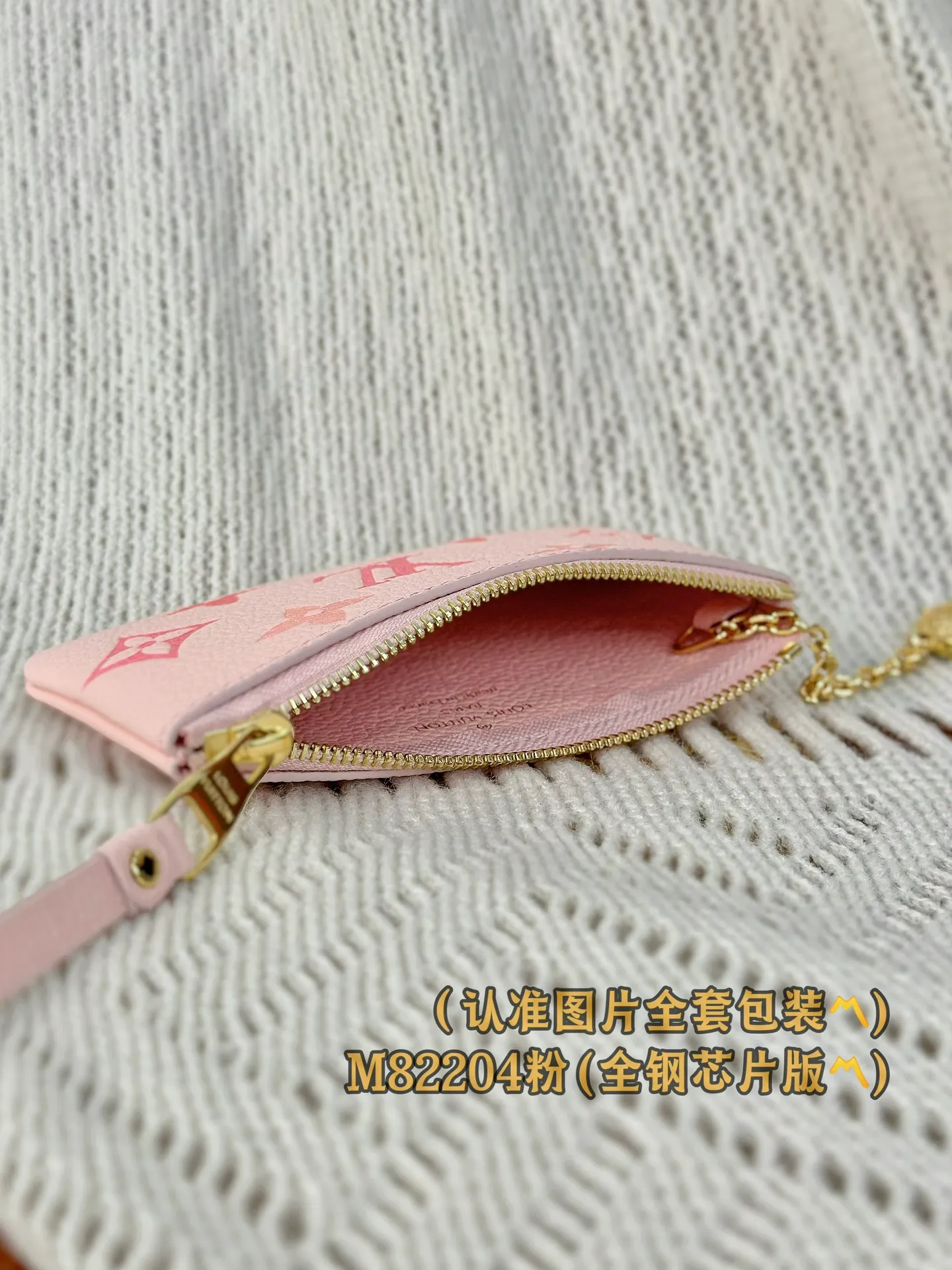 M82204 pink silk screen! (〽️A grade all steel〽️) personalized customized version! Key Coin, this key coin purse is made of two-tone Monogram Empreinte leather. Its elegant and practical design features a secure zipper closure. It can store keys and other small items such as change, cards or lipstick. It can be hung on a handbag or belt, or can be hung on the D-ring buckle of other Louis Vuitton handbags.  12 x 7 x 1.5 cm (length x height x width). Special grade 290