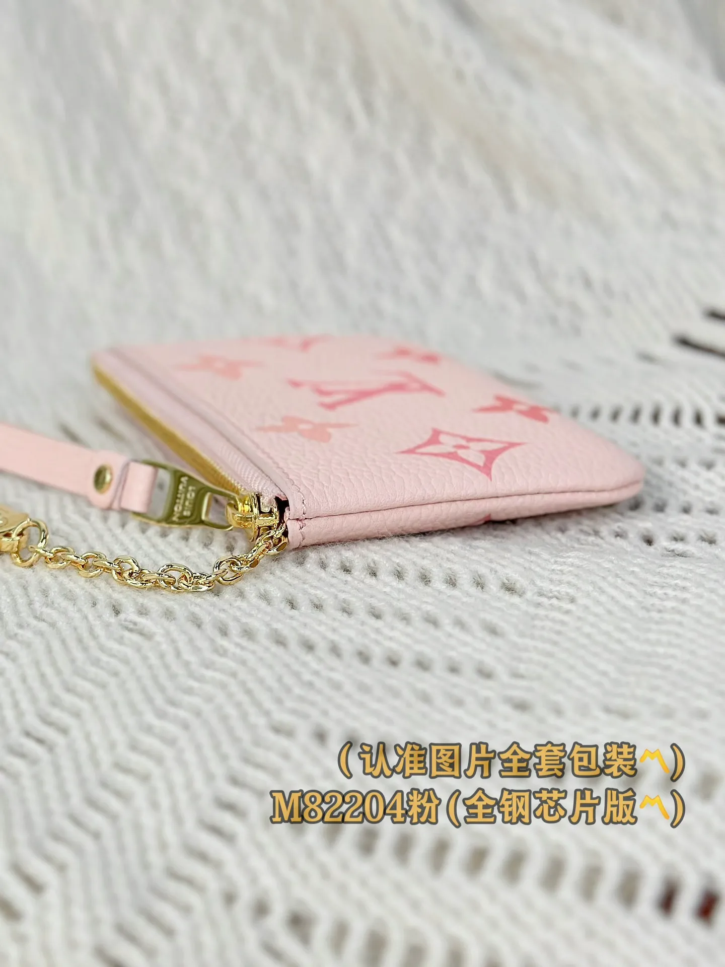 M82204 pink silk screen! (〽️A grade all steel〽️) personalized customized version! Key Coin, this key coin purse is made of two-tone Monogram Empreinte leather. Its elegant and practical design features a secure zipper closure. It can store keys and other small items such as change, cards or lipstick. It can be hung on a handbag or belt, or can be hung on the D-ring buckle of other Louis Vuitton handbags.  12 x 7 x 1.5 cm (length x height x width). Special grade 290