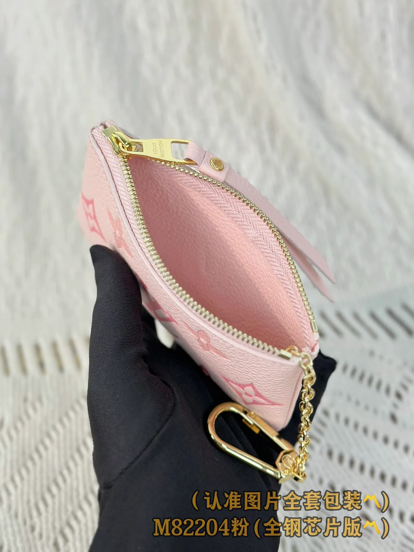 M82204 pink silk screen! (〽️A grade all steel〽️) personalized customized version! Key Coin, this key coin purse is made of two-tone Monogram Empreinte leather. Its elegant and practical design features a secure zipper closure. It can store keys and other small items such as change, cards or lipstick. It can be hung on a handbag or belt, or can be hung on the D-ring buckle of other Louis Vuitton handbags.  12 x 7 x 1.5 cm (length x height x width). Special grade 290