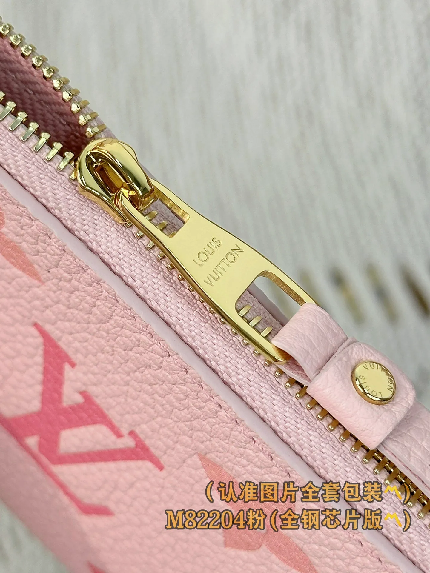 M82204 pink silk screen! (〽️A grade all steel〽️) personalized customized version! Key Coin, this key coin purse is made of two-tone Monogram Empreinte leather. Its elegant and practical design features a secure zipper closure. It can store keys and other small items such as change, cards or lipstick. It can be hung on a handbag or belt, or can be hung on the D-ring buckle of other Louis Vuitton handbags.  12 x 7 x 1.5 cm (length x height x width). Special grade 290