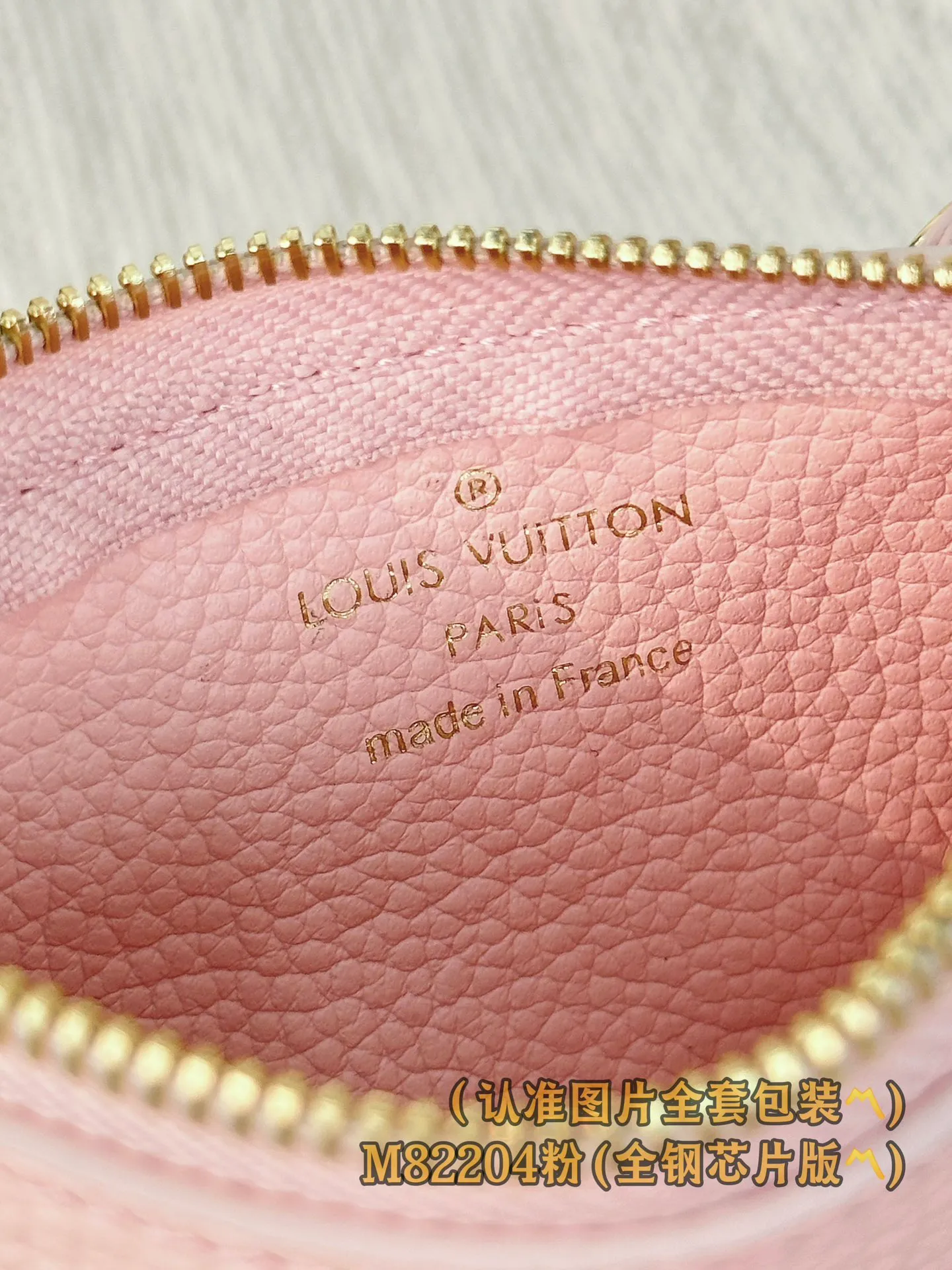 M82204 pink silk screen! (〽️A grade all steel〽️) personalized customized version! Key Coin, this key coin purse is made of two-tone Monogram Empreinte leather. Its elegant and practical design features a secure zipper closure. It can store keys and other small items such as change, cards or lipstick. It can be hung on a handbag or belt, or can be hung on the D-ring buckle of other Louis Vuitton handbags.  12 x 7 x 1.5 cm (length x height x width). Special grade 290