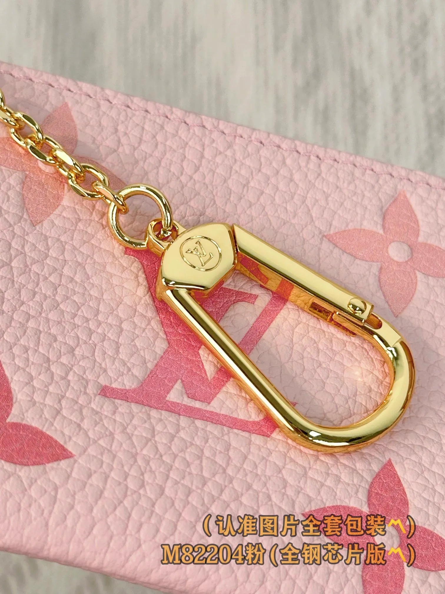M82204 pink silk screen! (〽️A grade all steel〽️) personalized customized version! Key Coin, this key coin purse is made of two-tone Monogram Empreinte leather. Its elegant and practical design features a secure zipper closure. It can store keys and other small items such as change, cards or lipstick. It can be hung on a handbag or belt, or can be hung on the D-ring buckle of other Louis Vuitton handbags.  12 x 7 x 1.5 cm (length x height x width). Special grade 290