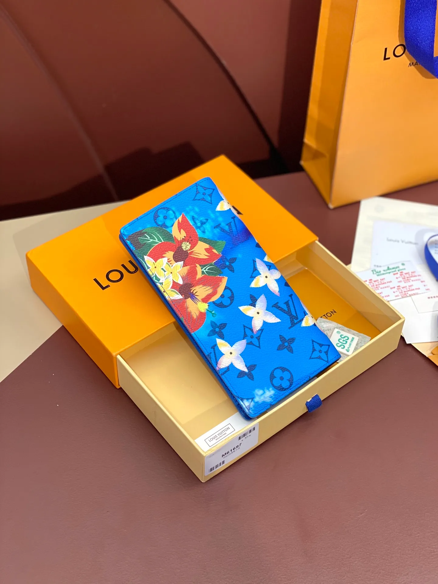 M61697 Skateboard 🛹 Bright blue! Crafted from the new signature Monogram Eclipse canvas, this tough wallet is small enough to fit into a jacket's breast pocket while easily holding coins, credit cards and receipts. Size: 19X10cm. 💰420