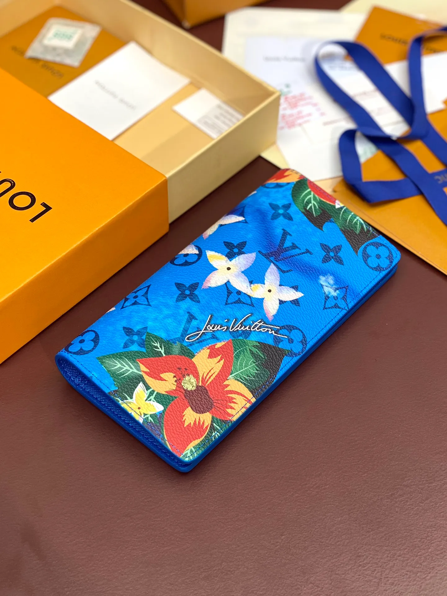 M61697 Skateboard 🛹 Bright blue! Crafted from the new signature Monogram Eclipse canvas, this tough wallet is small enough to fit into a jacket's breast pocket while easily holding coins, credit cards and receipts. Size: 19X10cm. 💰420