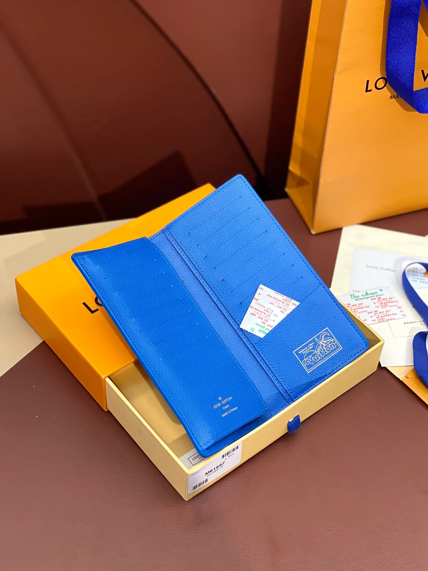 M61697 Skateboard 🛹 Bright blue! Crafted from the new signature Monogram Eclipse canvas, this tough wallet is small enough to fit into a jacket's breast pocket while easily holding coins, credit cards and receipts. Size: 19X10cm. 💰420