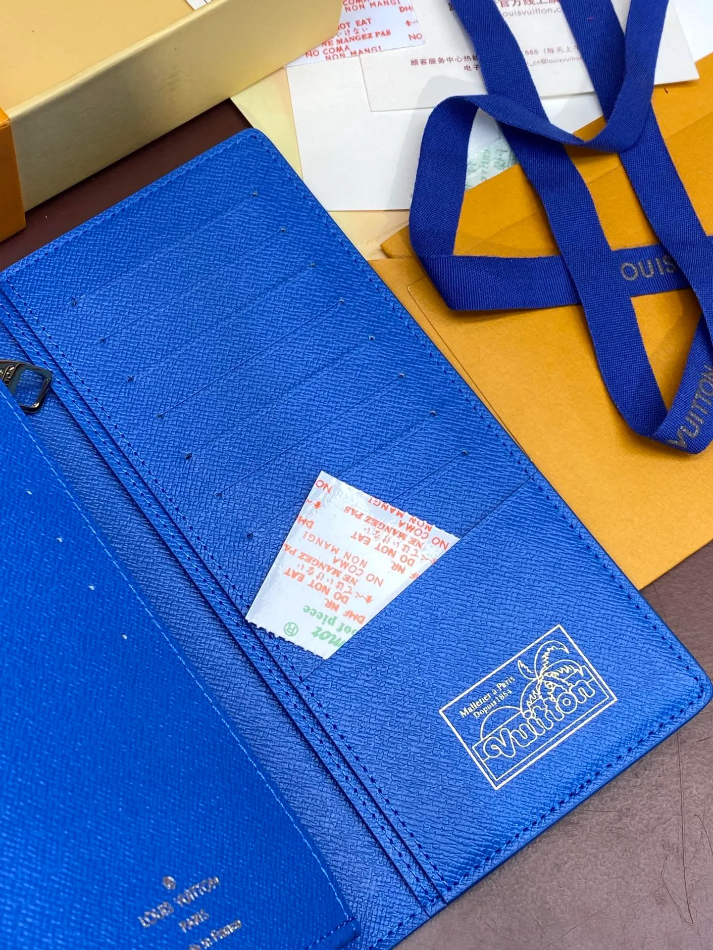 M61697 Skateboard 🛹 Bright blue! Crafted from the new signature Monogram Eclipse canvas, this tough wallet is small enough to fit into a jacket's breast pocket while easily holding coins, credit cards and receipts. Size: 19X10cm. 💰420