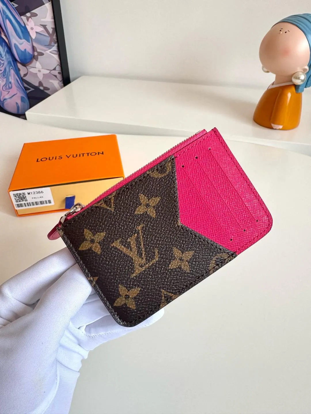 P340🇫🇷Exclusive real shot of overseas original single M12386! Part of the Colormania collection, the Romy card holder extends its inspiration from the Louis Vuitton archives with a dynamic design, featuring contrasting leather trim and a card compartment in Monogram coated canvas. A metal zipper opens the interior for safe storage of coins. Size: 12×8cm