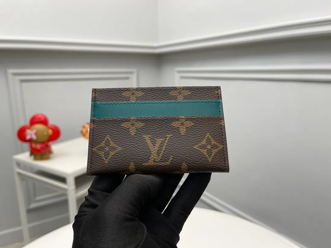 [Top original order] M12839 Green 👏👏 A card holder with a correct expression completed with Monogram Maccasse (one of Mason’s classic canvases). The casual color embellishment is the charm. The dyed denim leather strap on the upper part and the lining of the same color add an unexpected twist. Dimensions: 11 x 7 x 1.5 cm. 🎁🎁120.