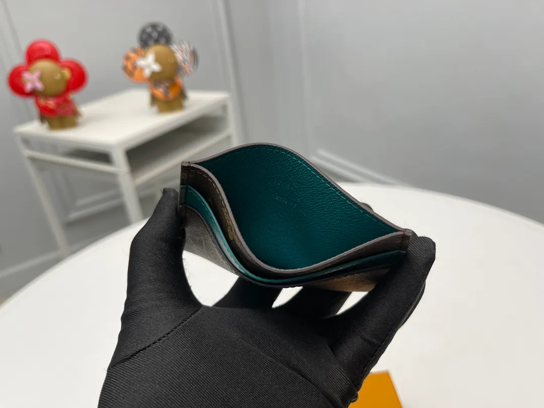 [Top original order] M12839 Green 👏👏 A card holder with a correct expression completed with Monogram Maccasse (one of Mason’s classic canvases). The casual color embellishment is the charm. The dyed denim leather strap on the upper part and the lining of the same color add an unexpected twist. Dimensions: 11 x 7 x 1.5 cm. 🎁🎁120.