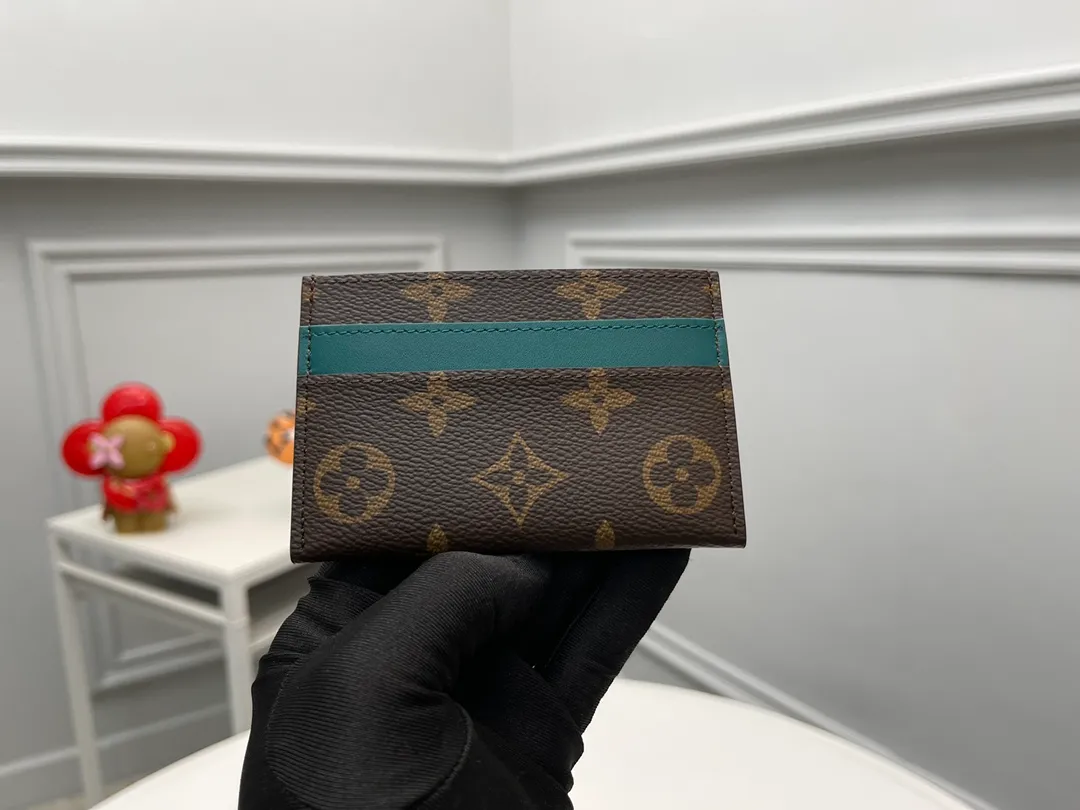 [Top original order] M12839 Green 👏👏 A card holder with a correct expression completed with Monogram Maccasse (one of Mason’s classic canvases). The casual color embellishment is the charm. The dyed denim leather strap on the upper part and the lining of the same color add an unexpected twist. Dimensions: 11 x 7 x 1.5 cm. 🎁🎁120.