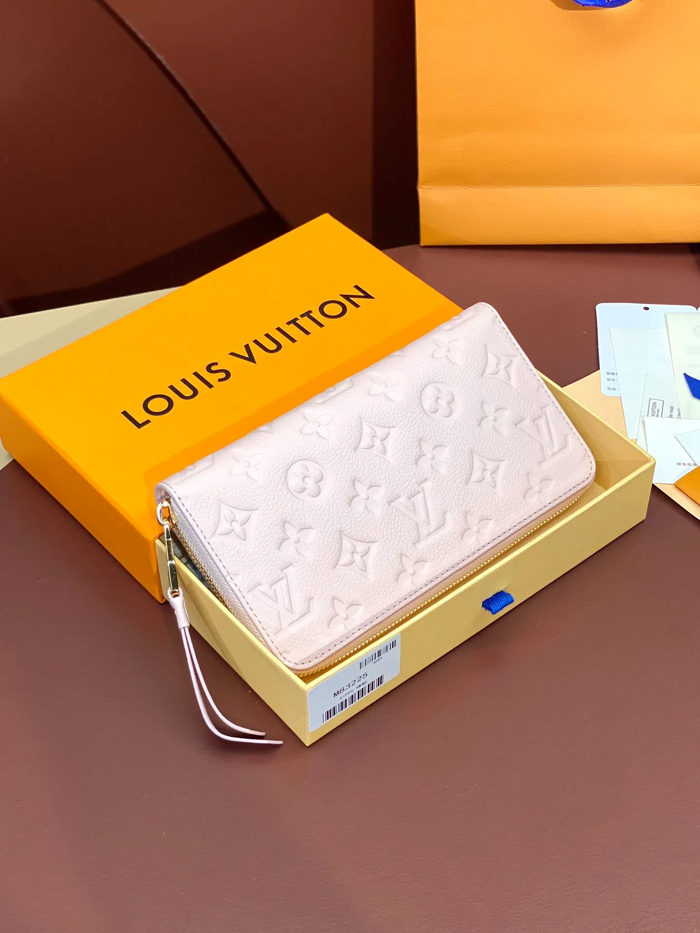 💰640 M82926 nude pink! Made of top layer cowhide! The classic Zippy zipper wallet is made of exquisite and soft Monogram Empreinte leather. It has a spacious capacity and exquisite gold accessories. It shows elegance in a low-key manner. size 19.5X10cm