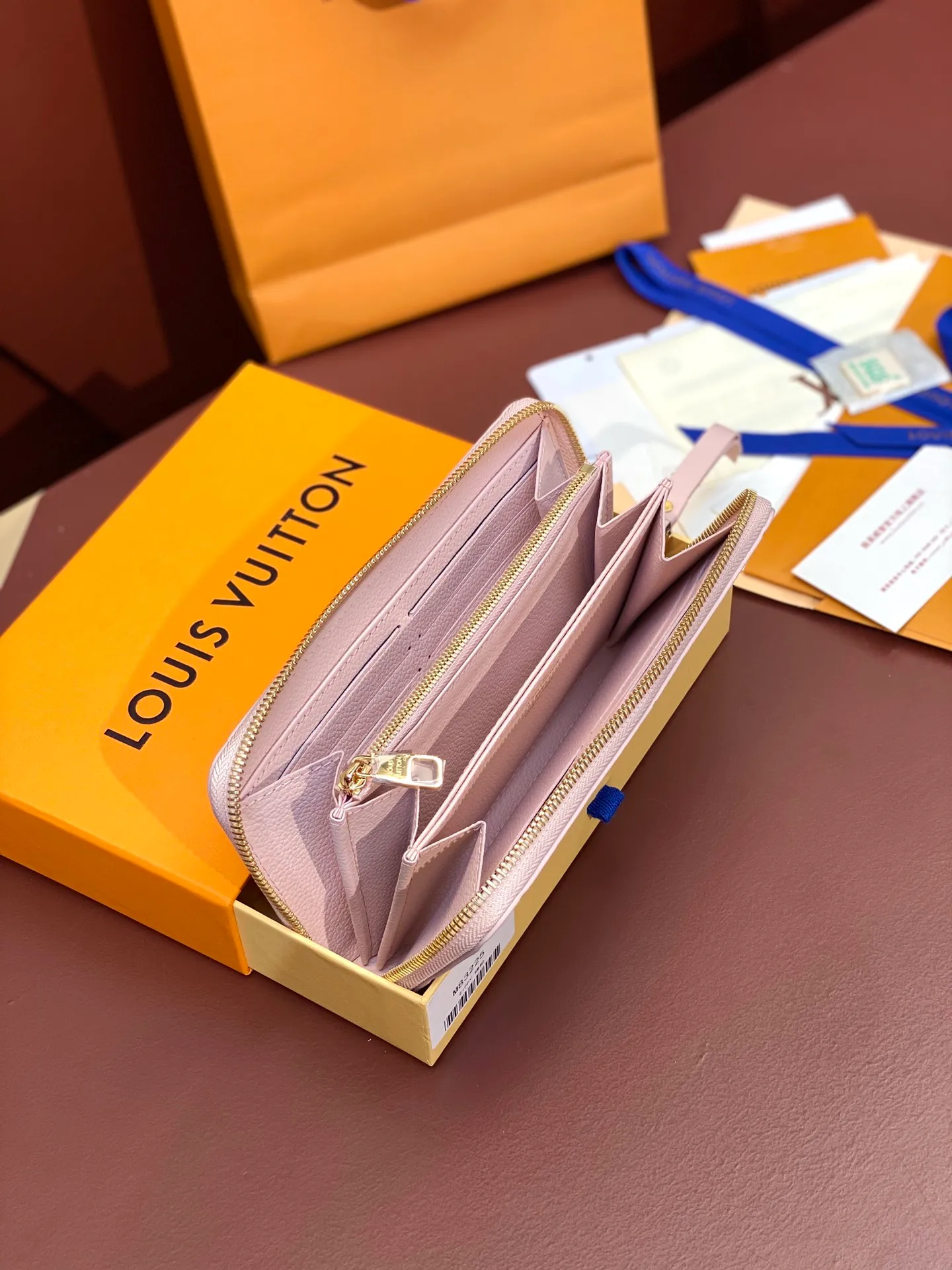 💰640 M82926 nude pink! Made of top layer cowhide! The classic Zippy zipper wallet is made of exquisite and soft Monogram Empreinte leather. It has a spacious capacity and exquisite gold accessories. It shows elegance in a low-key manner. size 19.5X10cm