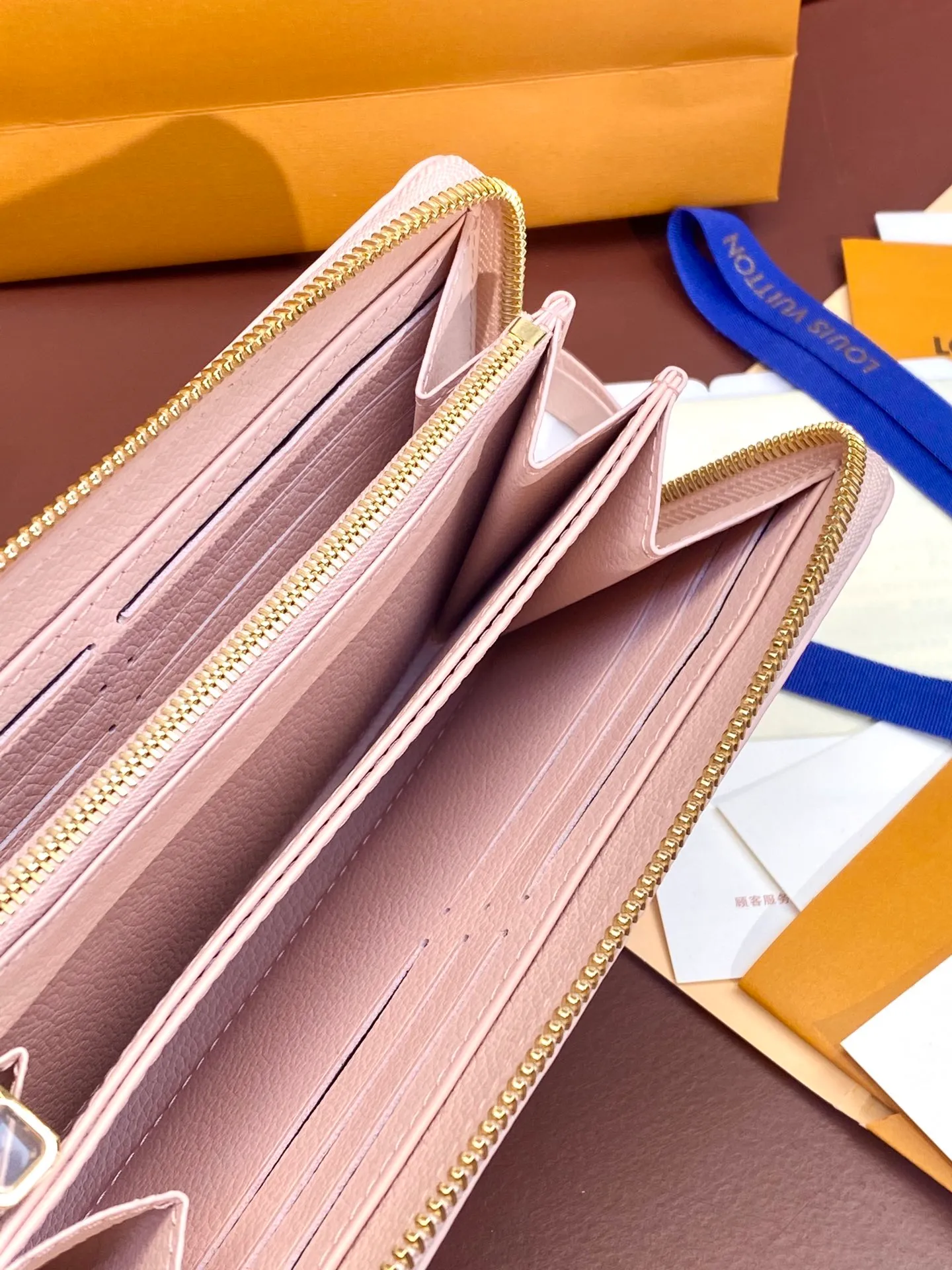 💰640 M82926 nude pink! Made of top layer cowhide! The classic Zippy zipper wallet is made of exquisite and soft Monogram Empreinte leather. It has a spacious capacity and exquisite gold accessories. It shows elegance in a low-key manner. size 19.5X10cm