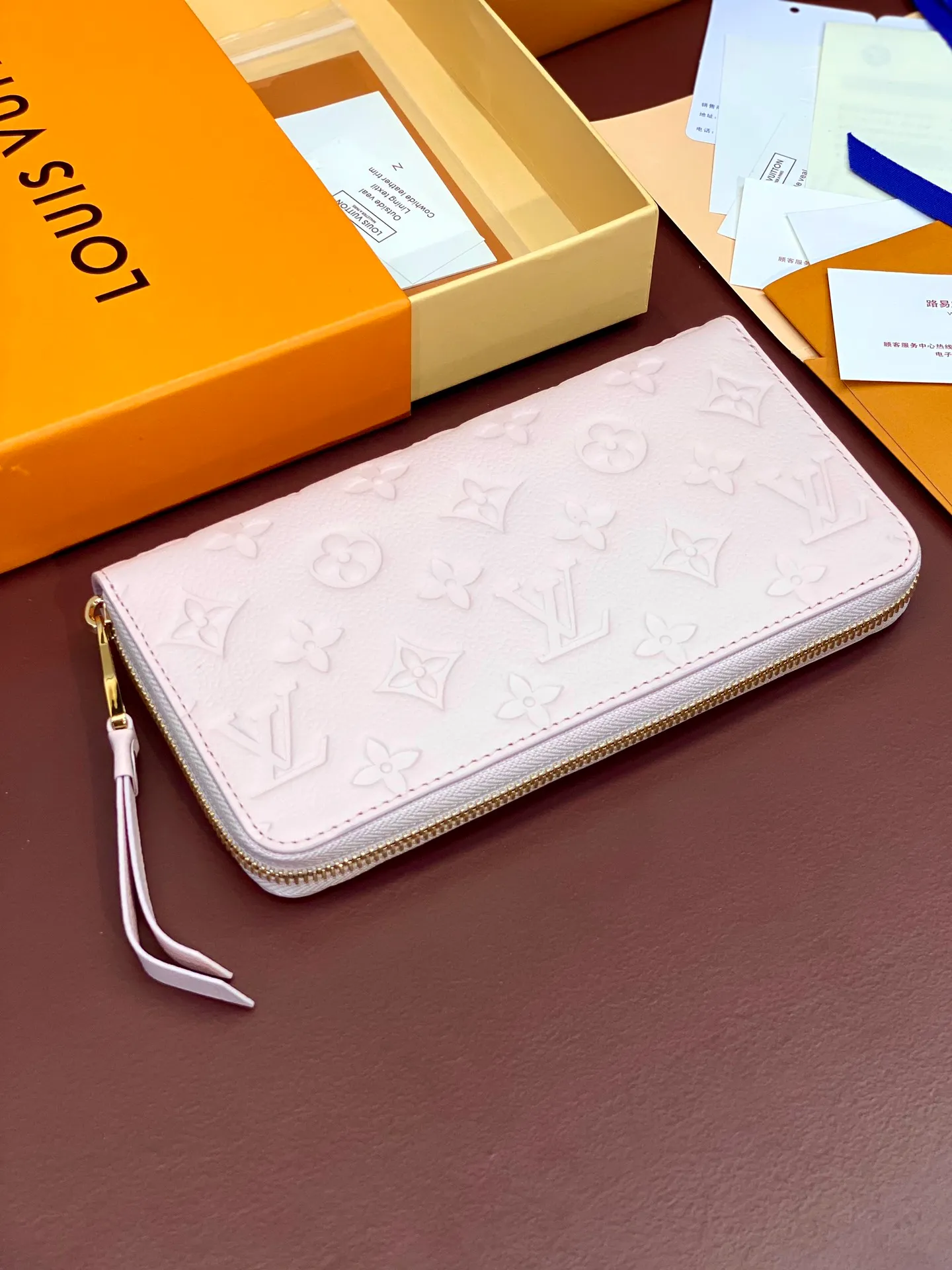 💰640 M82926 nude pink! Made of top layer cowhide! The classic Zippy zipper wallet is made of exquisite and soft Monogram Empreinte leather. It has a spacious capacity and exquisite gold accessories. It shows elegance in a low-key manner. size 19.5X10cm