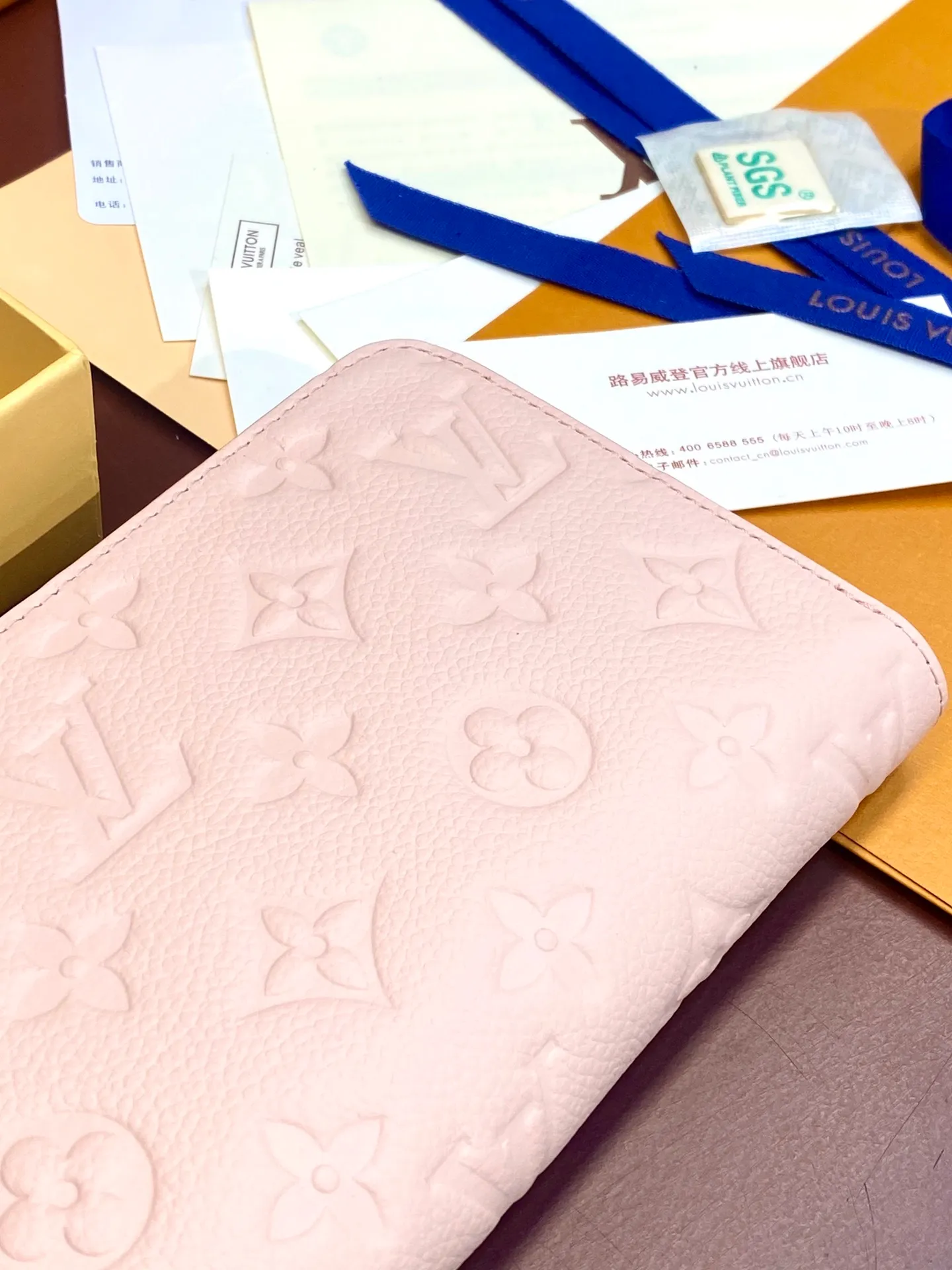 💰640 M82926 nude pink! Made of top layer cowhide! The classic Zippy zipper wallet is made of exquisite and soft Monogram Empreinte leather. It has a spacious capacity and exquisite gold accessories. It shows elegance in a low-key manner. size 19.5X10cm