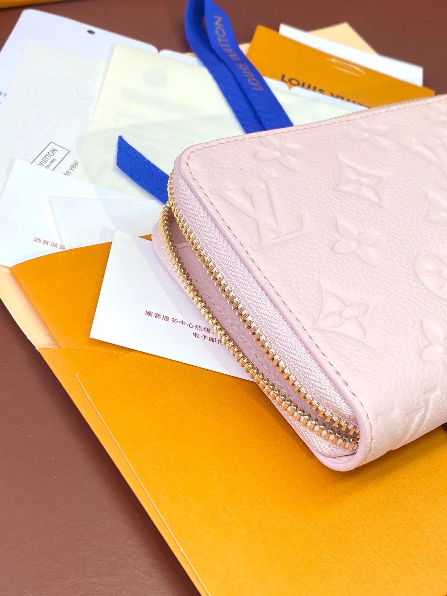 💰640 M82926 nude pink! Made of top layer cowhide! The classic Zippy zipper wallet is made of exquisite and soft Monogram Empreinte leather. It has a spacious capacity and exquisite gold accessories. It shows elegance in a low-key manner. size 19.5X10cm