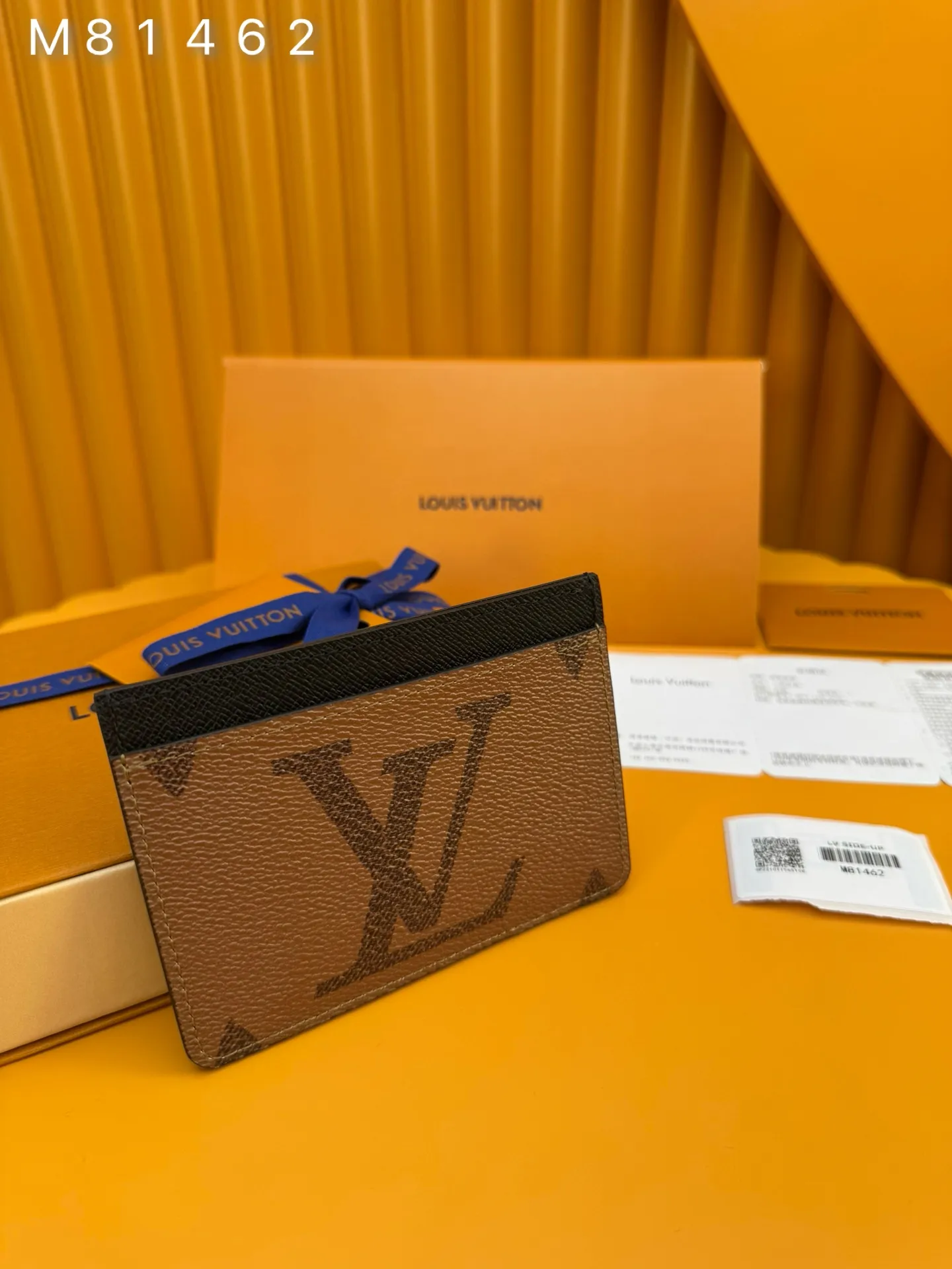 M81462 "Special Duty Free" ♻️[Official Special Edition·First Class Material·All Steel Hardware·French Chip·Full Packaging] Elegant and well thought out, this LV Side-Up card holder combines Monogram and Monogram reverse canvas. Designed for everyday use, this accessory has three vertical card slots and three wide horizontal card slots, ideal for storing tickets, receipts, as well as credit cards, visits and transportation. 11.7x8.5x0.7cm💰420