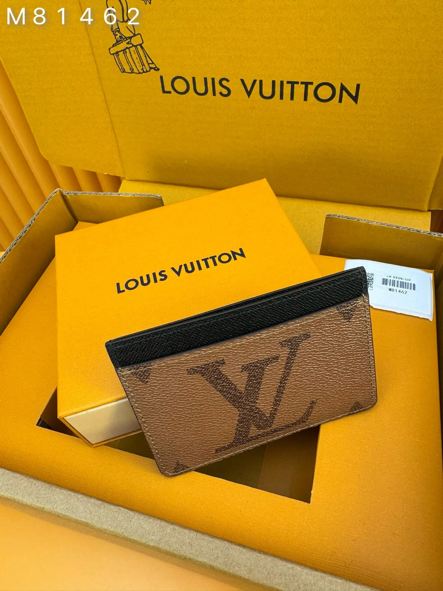 M81462 "Special Duty Free" ♻️[Official Special Edition·First Class Material·All Steel Hardware·French Chip·Full Packaging] Elegant and well thought out, this LV Side-Up card holder combines Monogram and Monogram reverse canvas. Designed for everyday use, this accessory has three vertical card slots and three wide horizontal card slots, ideal for storing tickets, receipts, as well as credit cards, visits and transportation. 11.7x8.5x0.7cm💰420