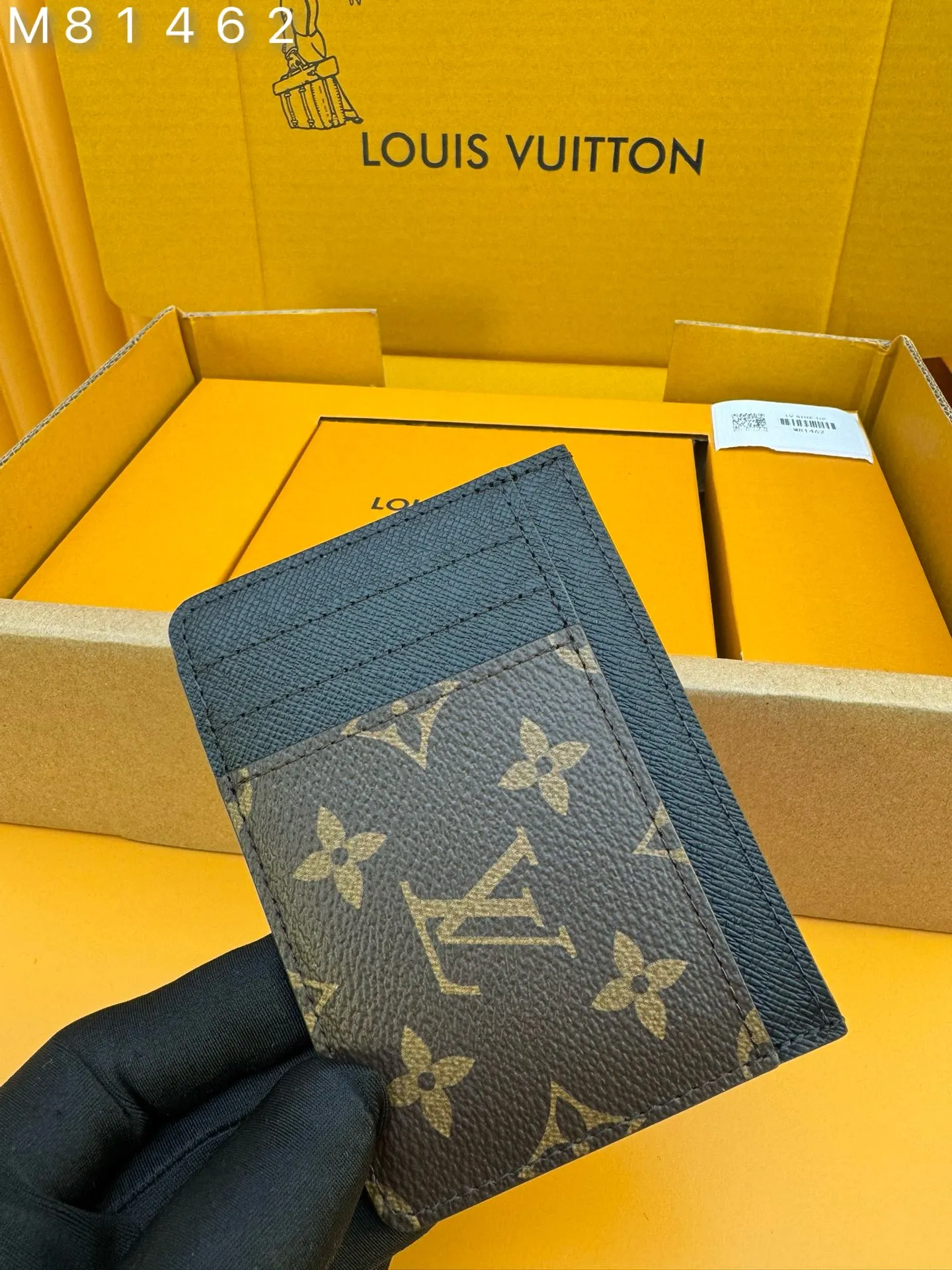 M81462 "Special Duty Free" ♻️[Official Special Edition·First Class Material·All Steel Hardware·French Chip·Full Packaging] Elegant and well thought out, this LV Side-Up card holder combines Monogram and Monogram reverse canvas. Designed for everyday use, this accessory has three vertical card slots and three wide horizontal card slots, ideal for storing tickets, receipts, as well as credit cards, visits and transportation. 11.7x8.5x0.7cm💰420