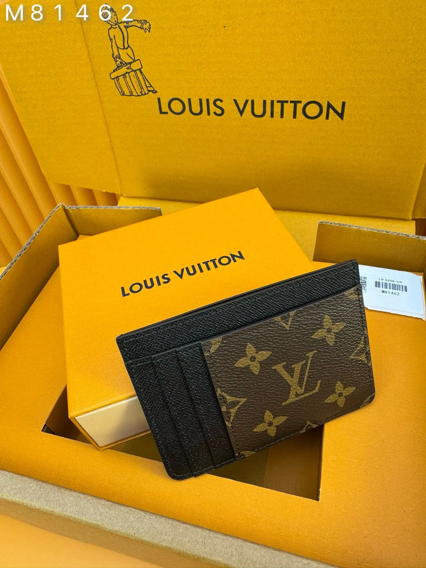 M81462 "Special Duty Free" ♻️[Official Special Edition·First Class Material·All Steel Hardware·French Chip·Full Packaging] Elegant and well thought out, this LV Side-Up card holder combines Monogram and Monogram reverse canvas. Designed for everyday use, this accessory has three vertical card slots and three wide horizontal card slots, ideal for storing tickets, receipts, as well as credit cards, visits and transportation. 11.7x8.5x0.7cm💰420
