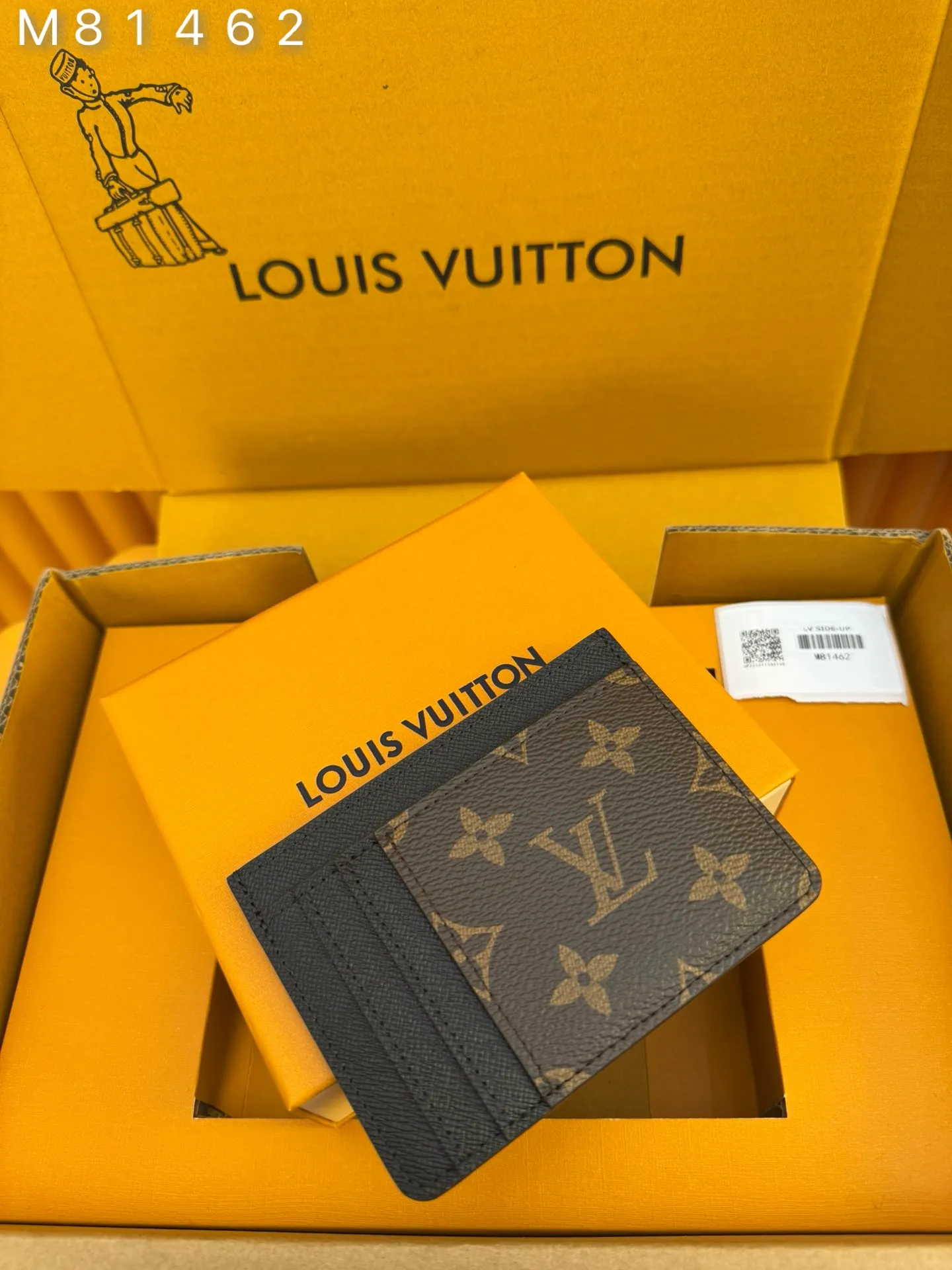M81462 "Special Duty Free" ♻️[Official Special Edition·First Class Material·All Steel Hardware·French Chip·Full Packaging] Elegant and well thought out, this LV Side-Up card holder combines Monogram and Monogram reverse canvas. Designed for everyday use, this accessory has three vertical card slots and three wide horizontal card slots, ideal for storing tickets, receipts, as well as credit cards, visits and transportation. 11.7x8.5x0.7cm💰420