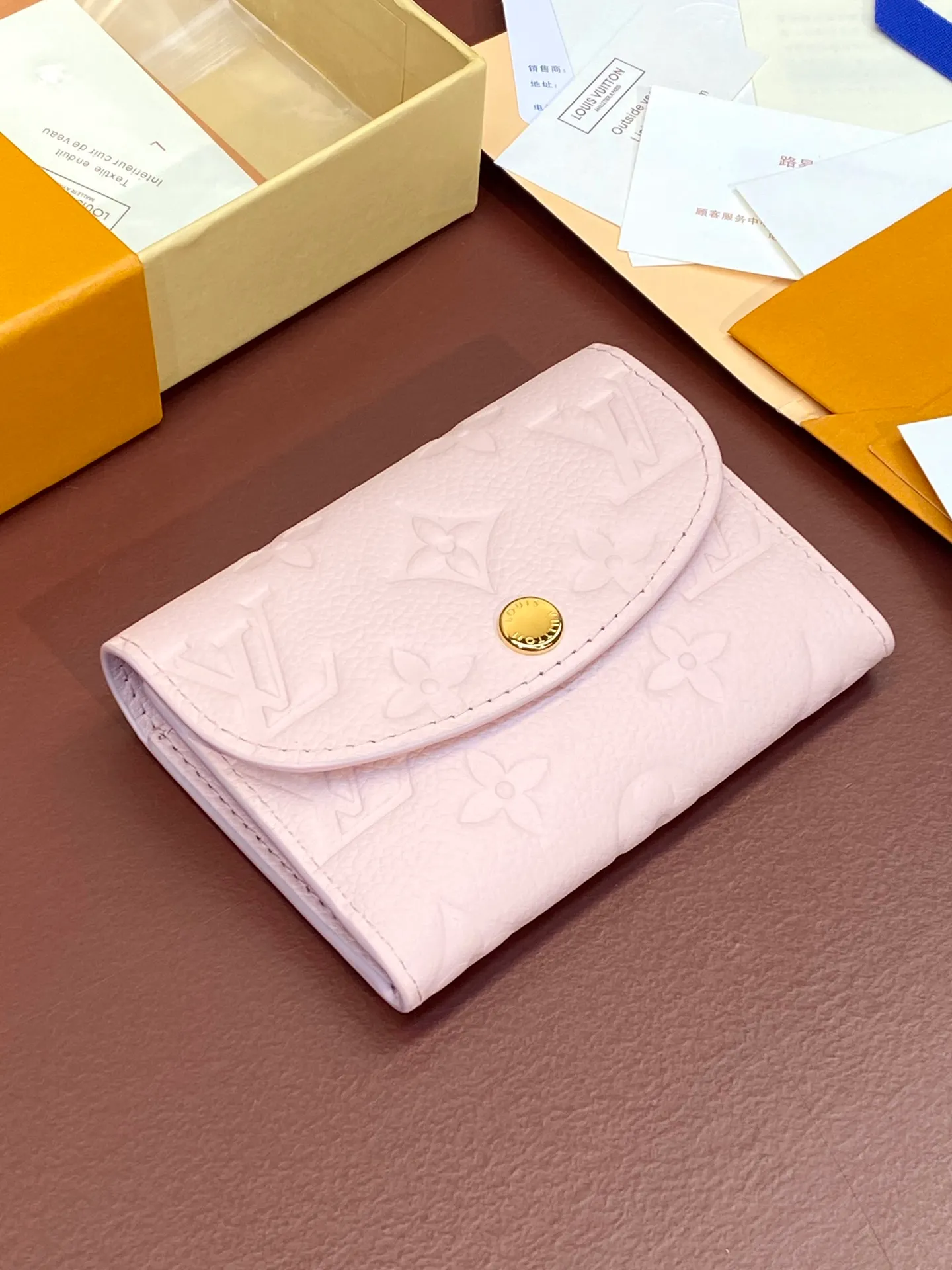 💰400 M83231! Nude pink! Made of top layer cowhide! Women's Coin Purse Card Holder Small and exquisite but extremely practical, this colorful envelope-style coin purse is the perfect companion for modern women in urban life. It is compact and can be easily carried in a bag or even a pocket. Size: 11×8cm. .