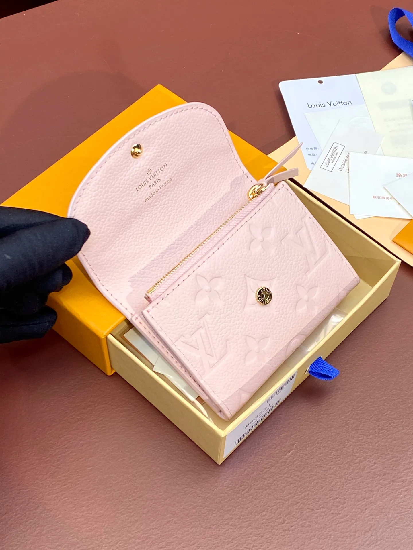 💰400 M83231! Nude pink! Made of top layer cowhide! Women's Coin Purse Card Holder Small and exquisite but extremely practical, this colorful envelope-style coin purse is the perfect companion for modern women in urban life. It is compact and can be easily carried in a bag or even a pocket. Size: 11×8cm. .