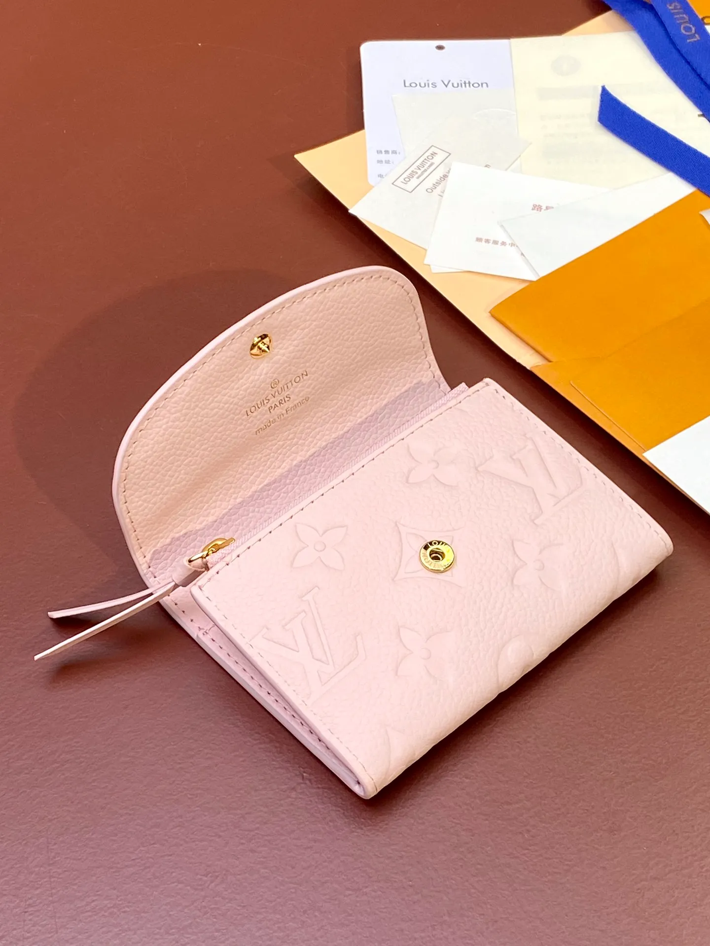 💰400 M83231! Nude pink! Made of top layer cowhide! Women's Coin Purse Card Holder Small and exquisite but extremely practical, this colorful envelope-style coin purse is the perfect companion for modern women in urban life. It is compact and can be easily carried in a bag or even a pocket. Size: 11×8cm. .